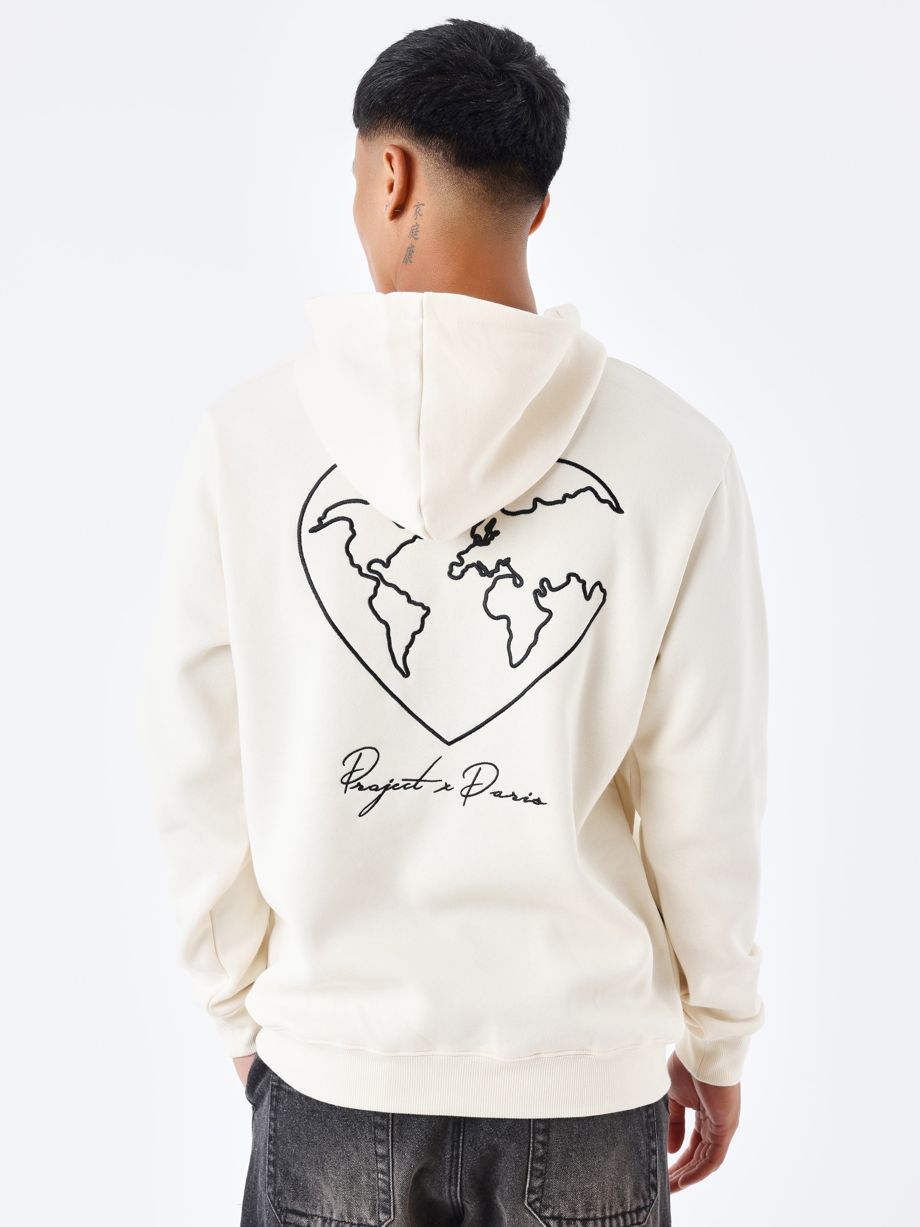 sweat-a-capuche-motif-coeurmonde-craie-modelshot