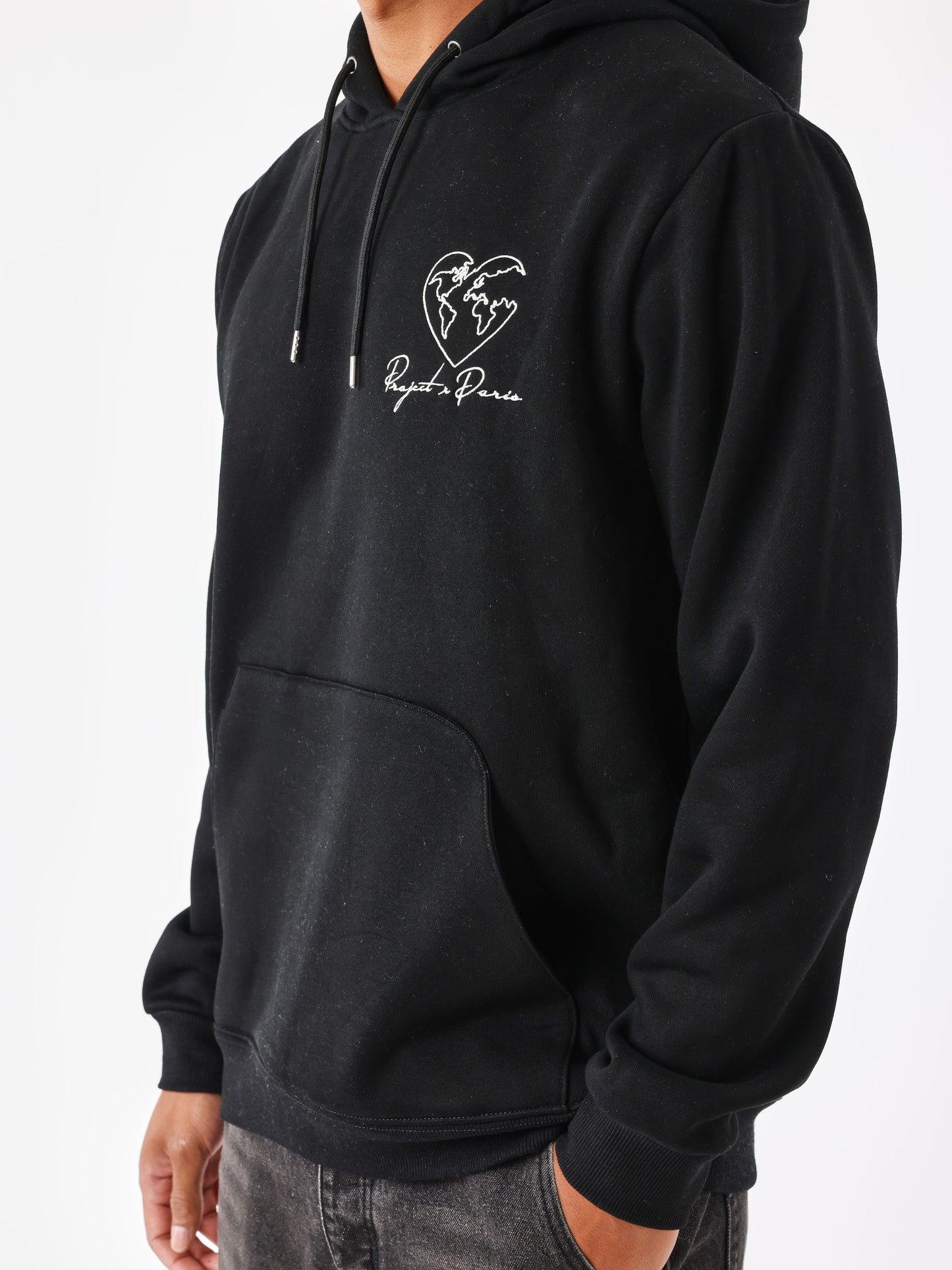 sweat-a-capuche-motif-coeurmonde-noir