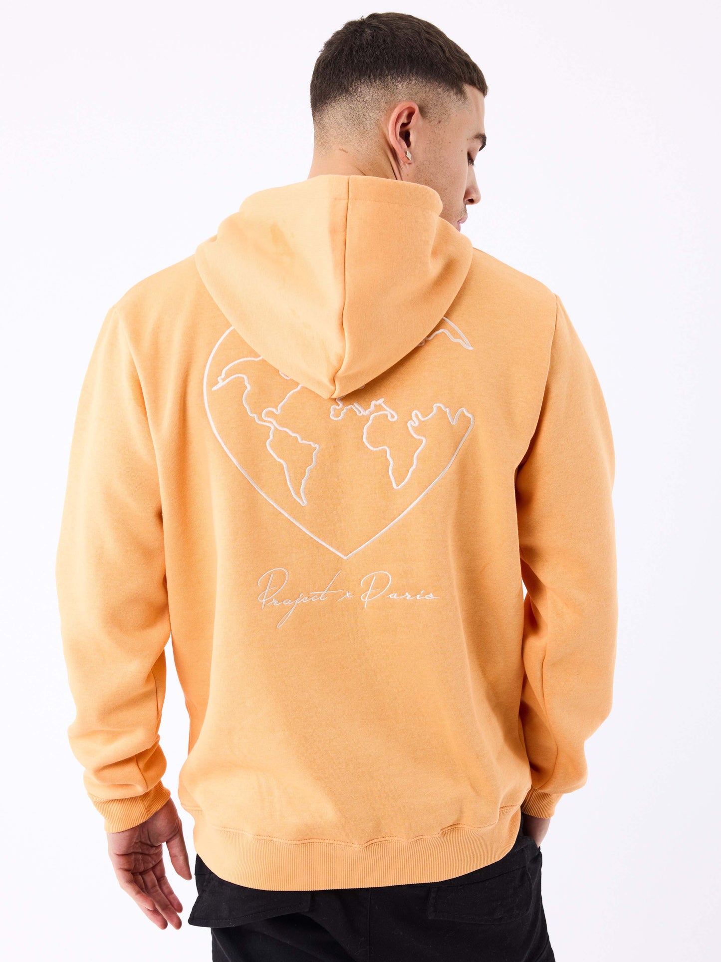sweat-a-capuche-motif-coeurmonde-apricot-cream-modelshot
