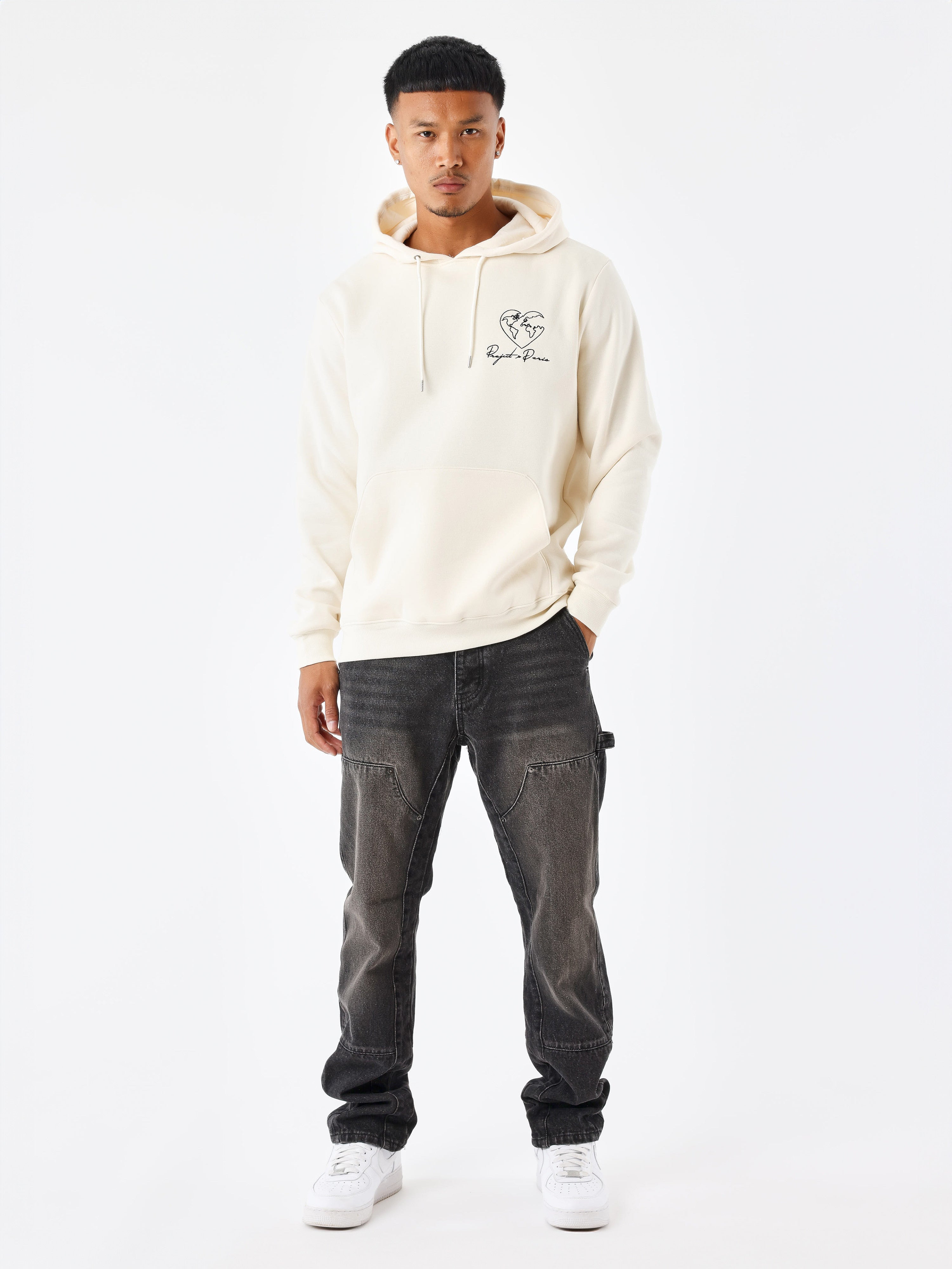 sweat-a-capuche-motif-coeurmonde-craie-modelshot