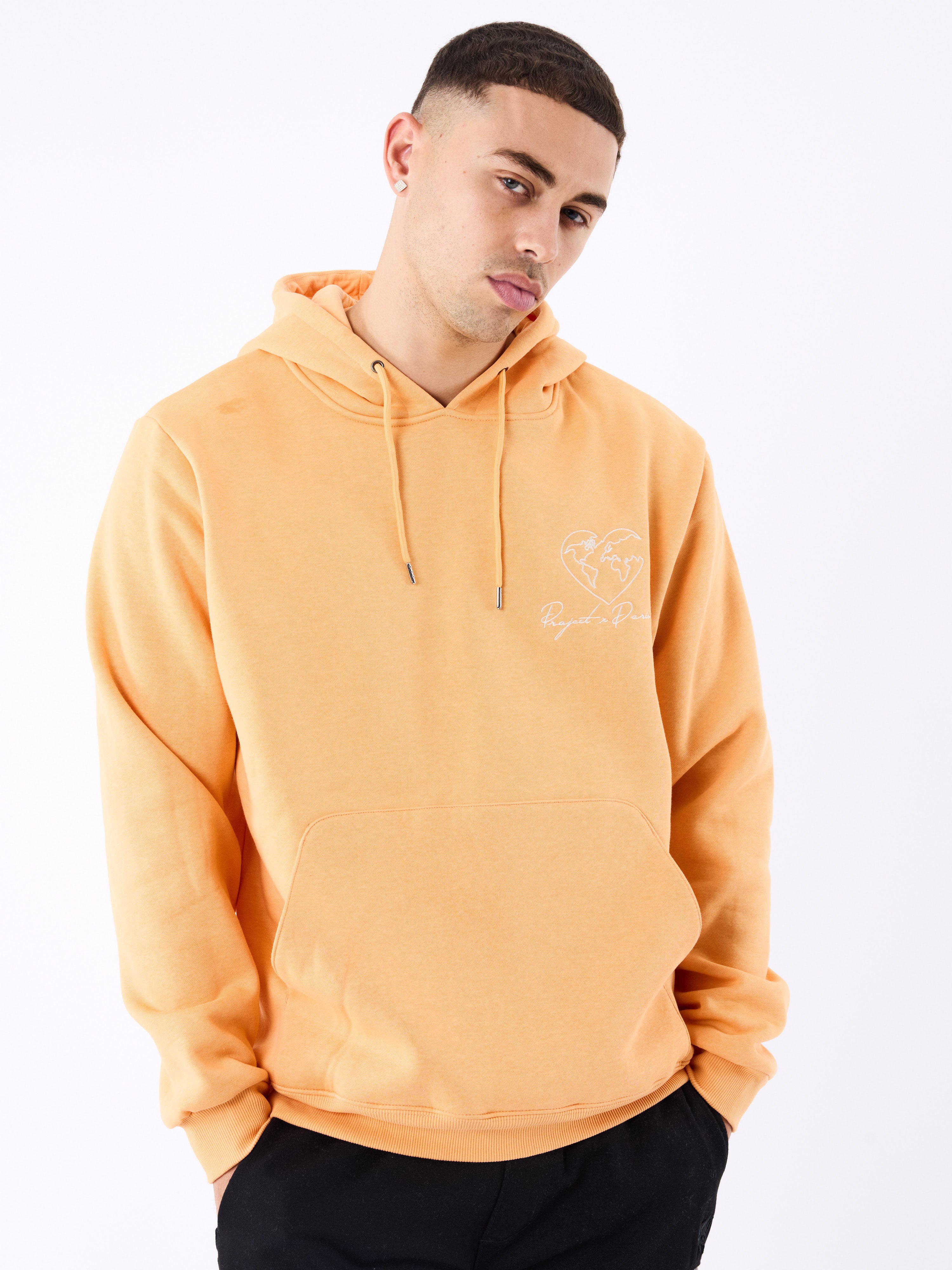 sweat-a-capuche-motif-coeurmonde-apricot-cream-modelshot