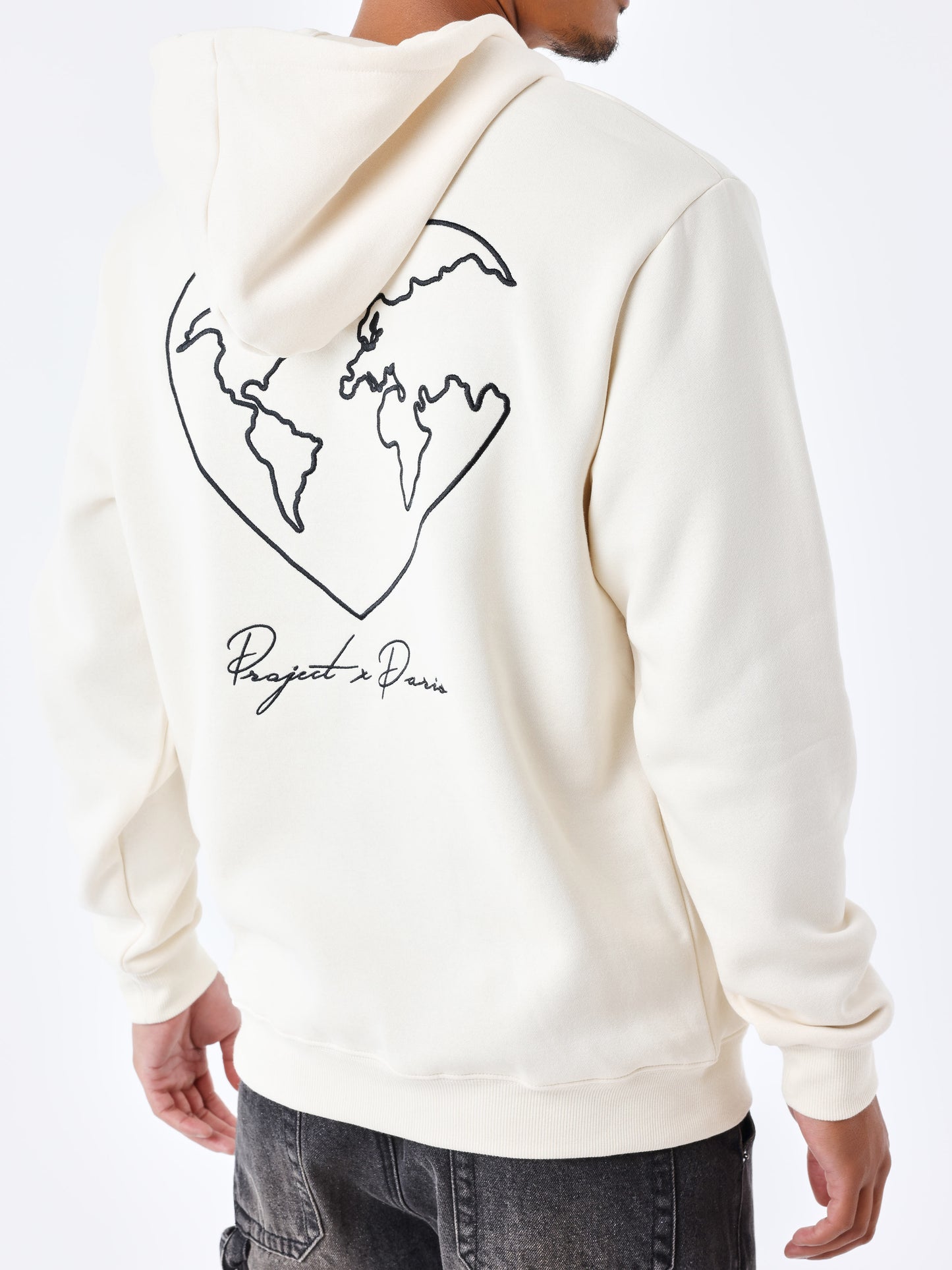 sweat-a-capuche-motif-coeurmonde-craie-modelshot