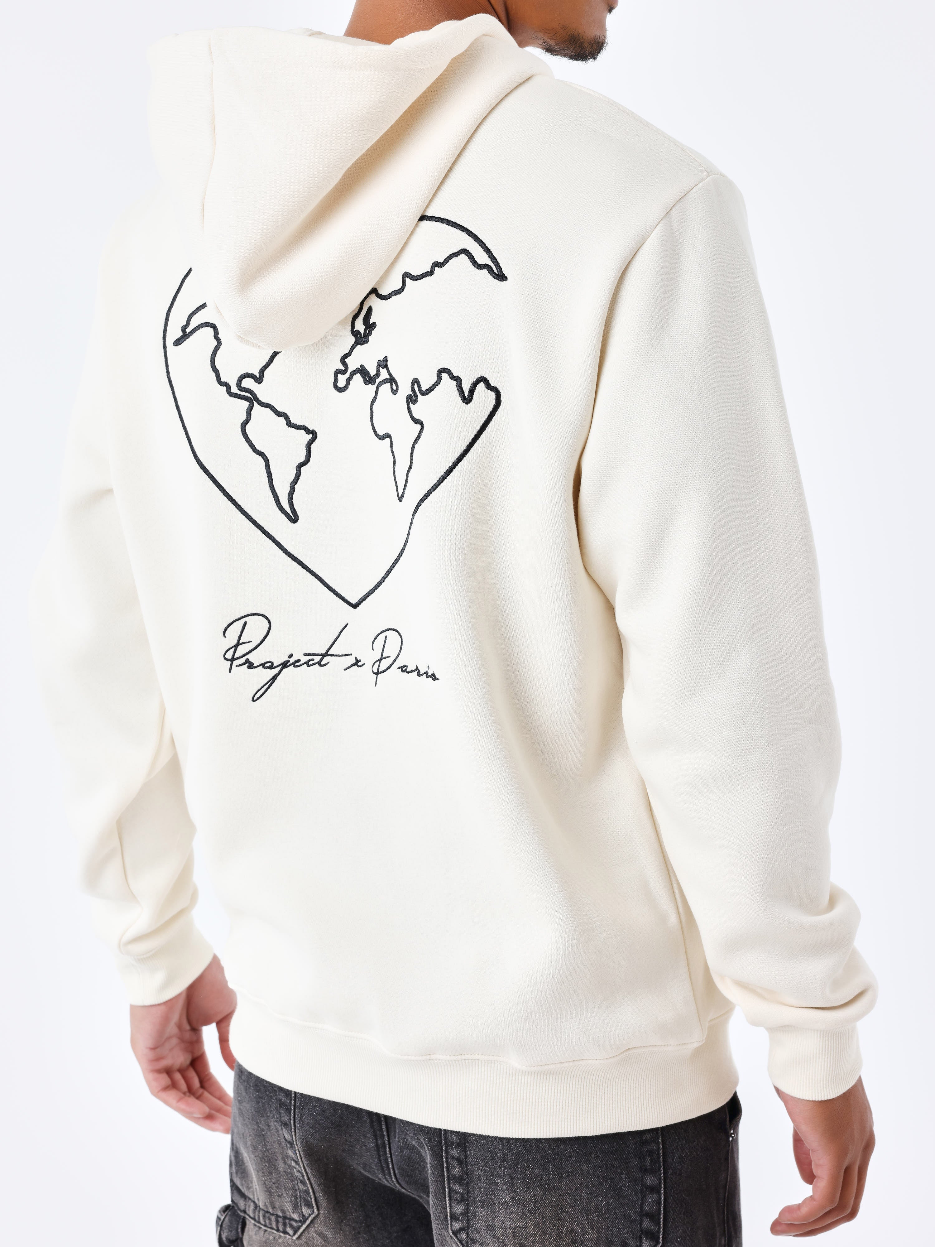 sweat-a-capuche-motif-coeurmonde-craie-modelshot