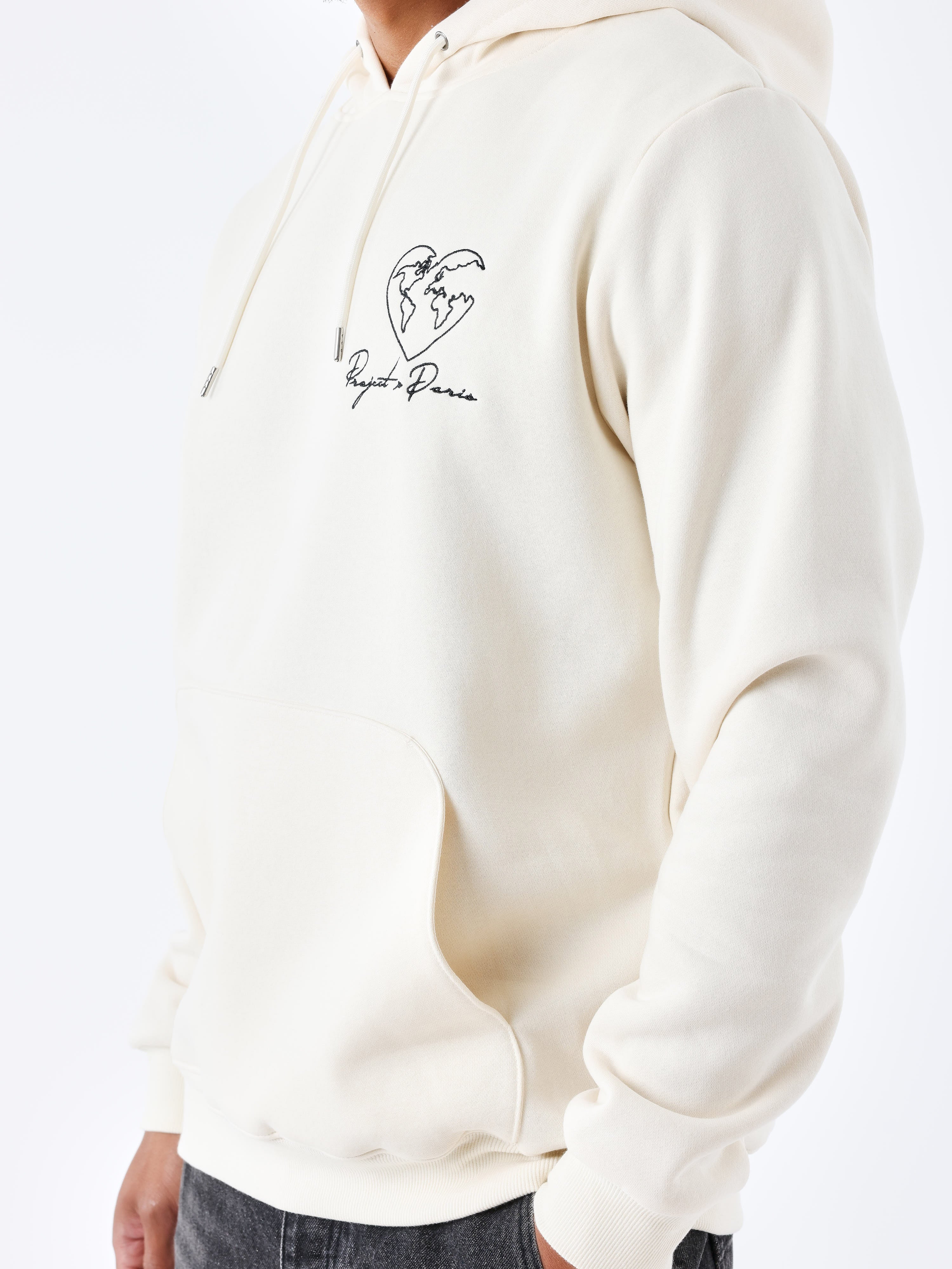 sweat-a-capuche-motif-coeurmonde-craie-modelshot