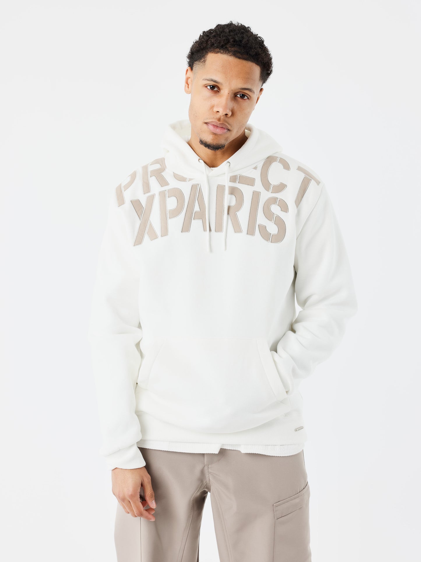 sweat-a-capuche-patch-lettre-blanc-casse