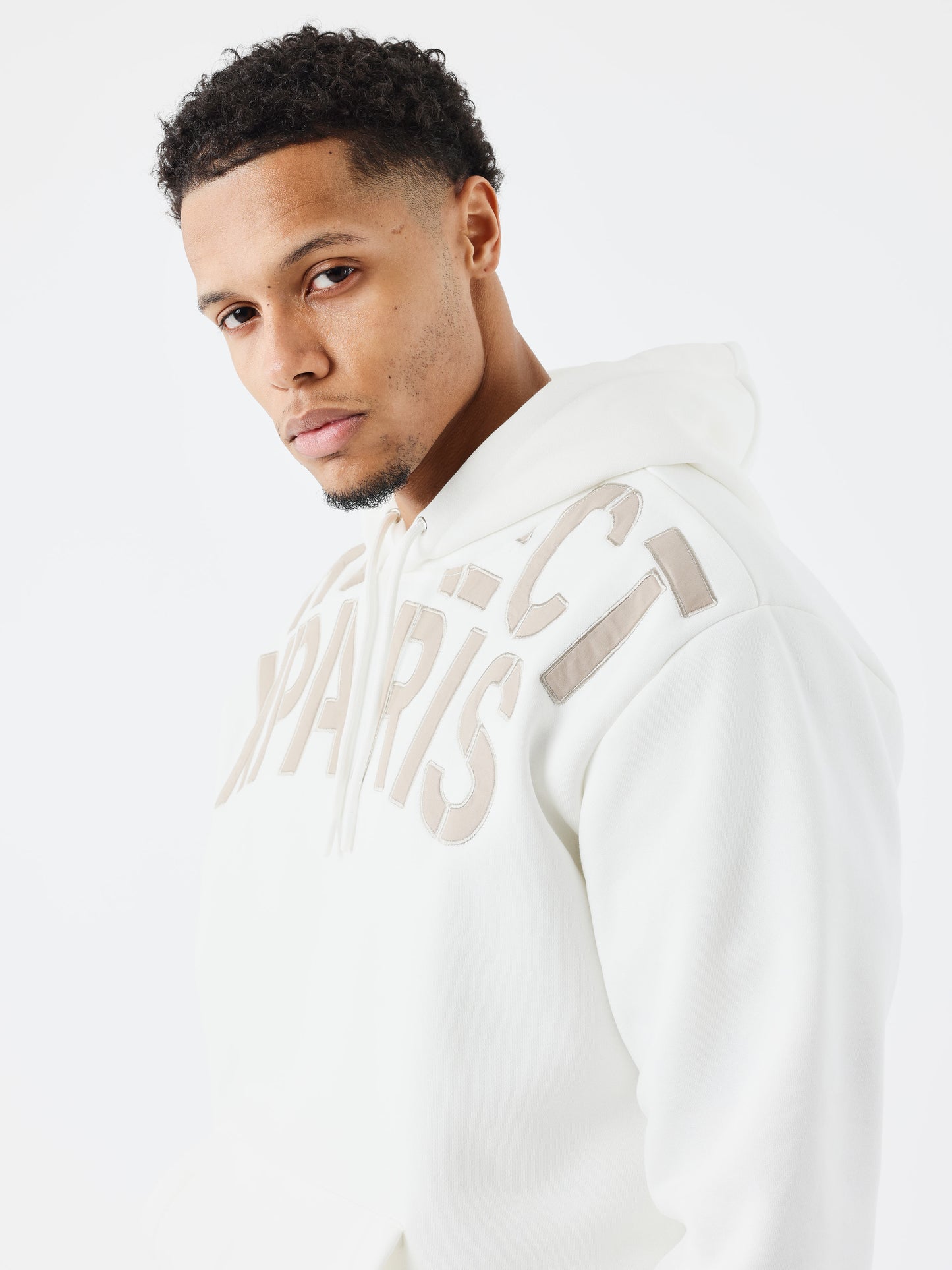 sweat-a-capuche-patch-lettre-blanc-casse