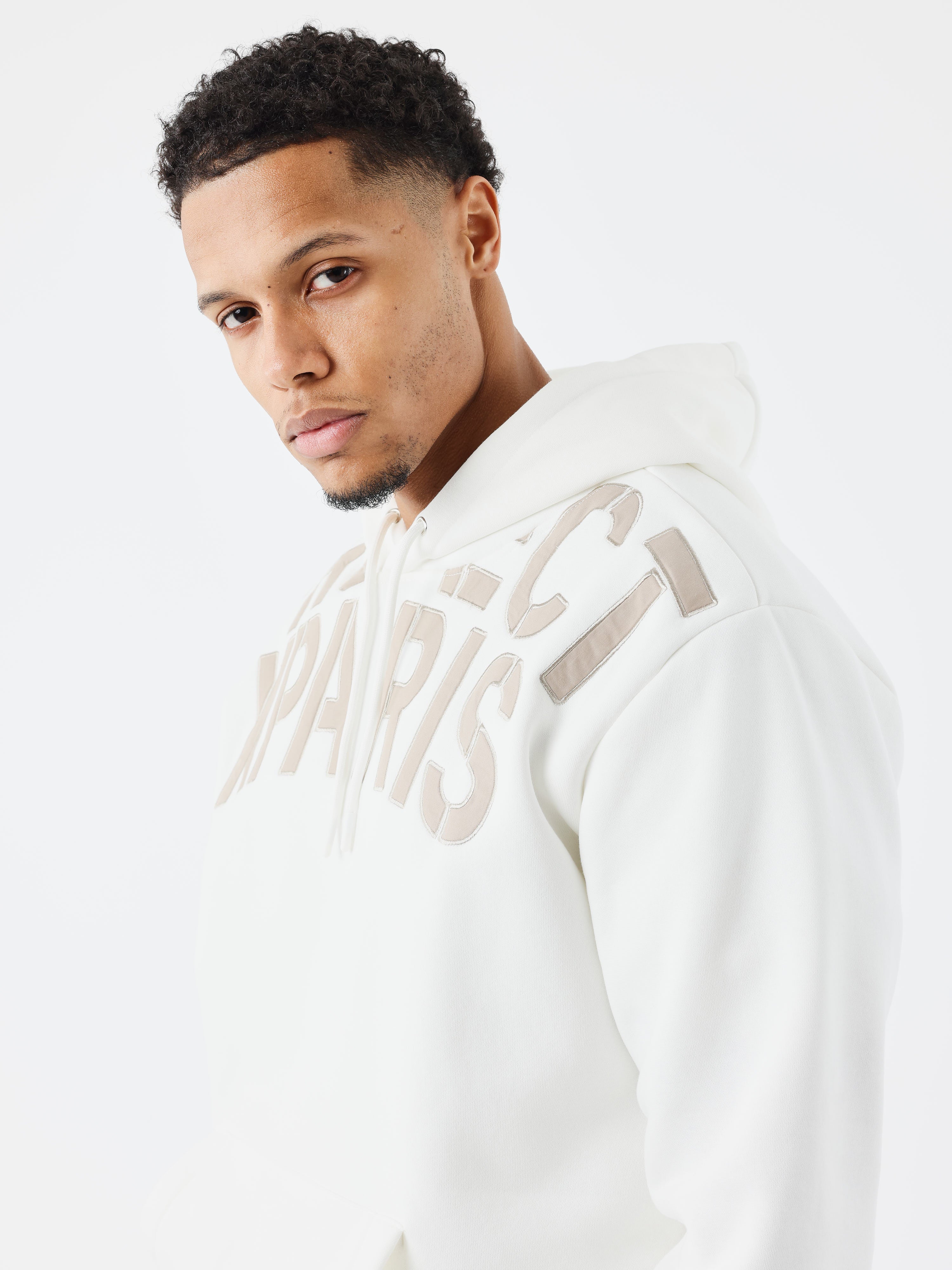 sweat-a-capuche-patch-lettre-blanc-casse