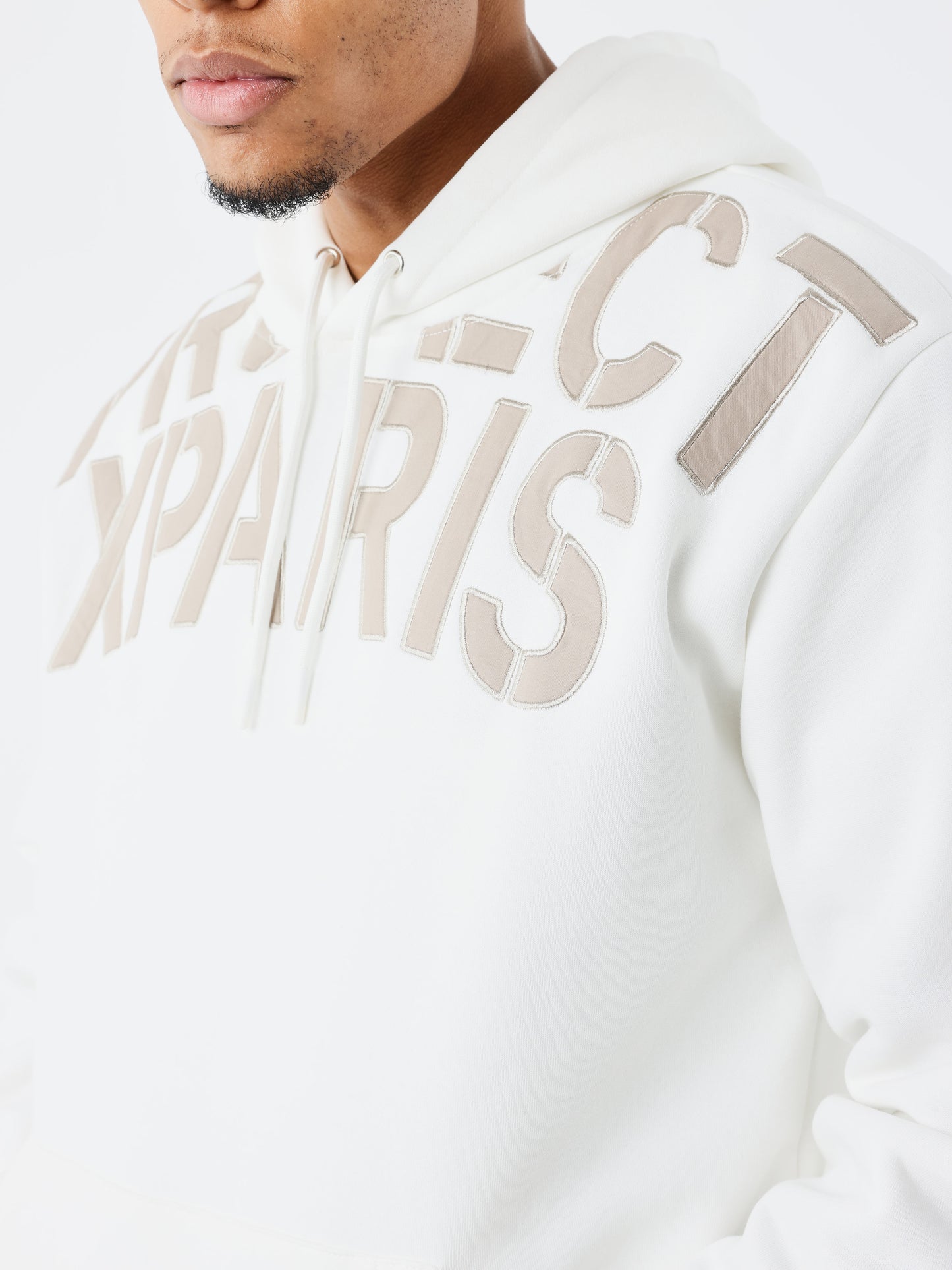 sweat-a-capuche-patch-lettre-blanc-casse