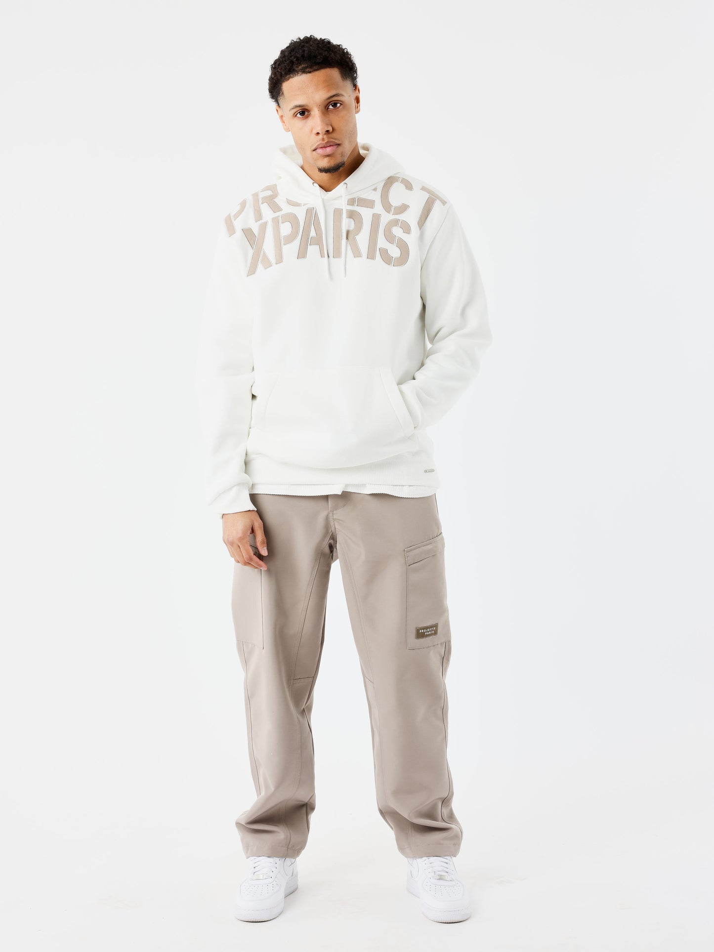 sweat-a-capuche-patch-lettre-blanc-casse