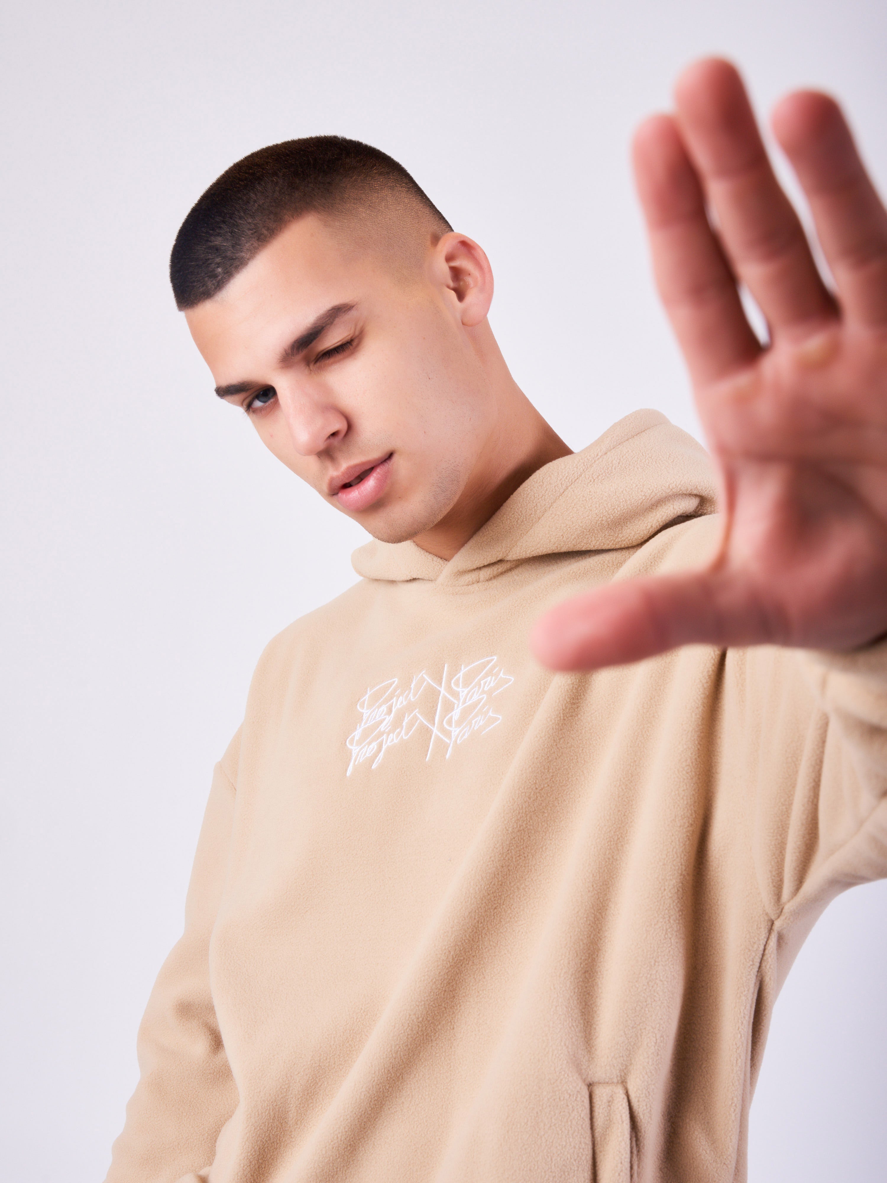 sweat-a-capuche-polaire-double-logo-beige-modelshot