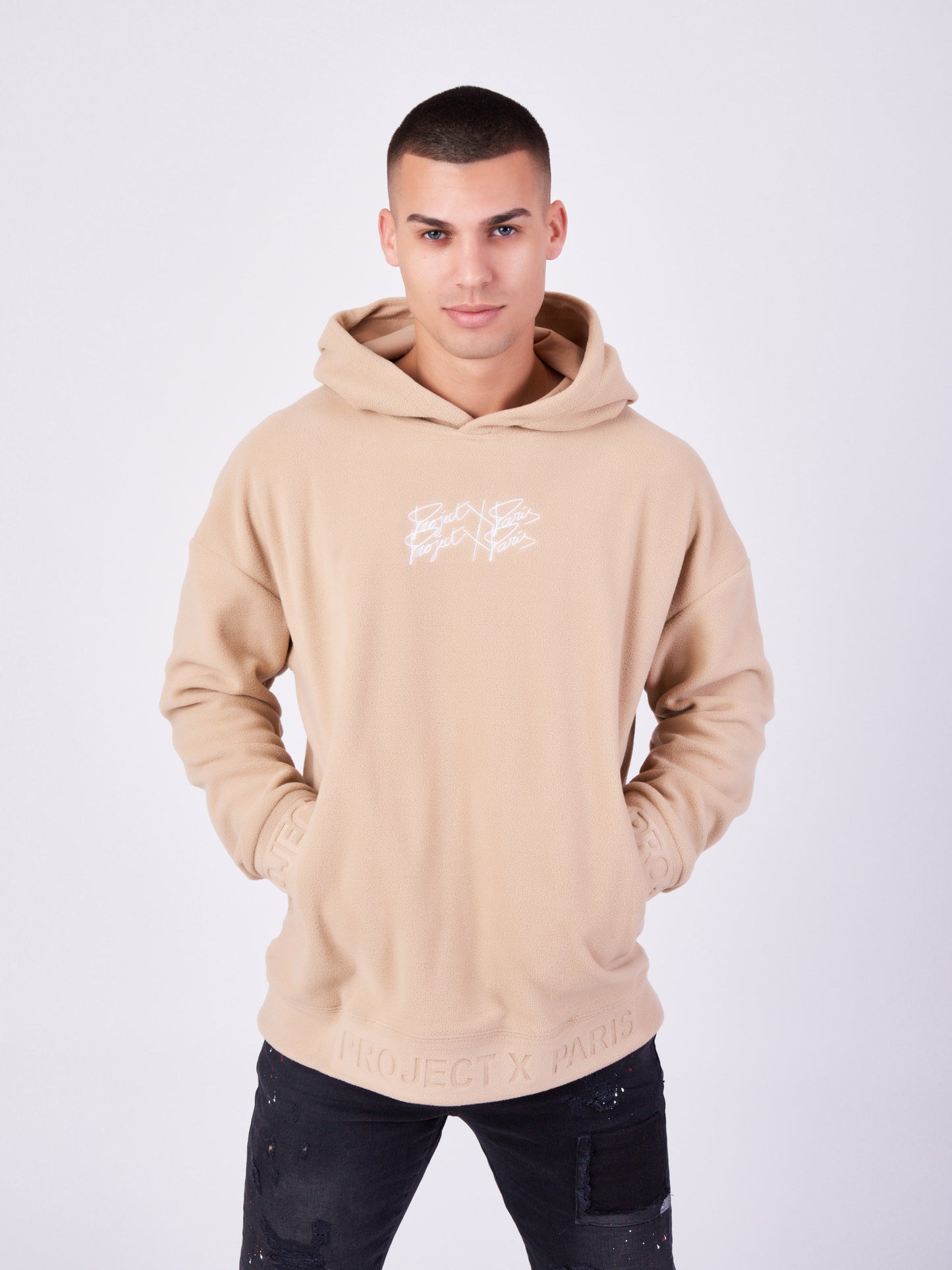 sweat-a-capuche-polaire-double-logo-beige-modelshot