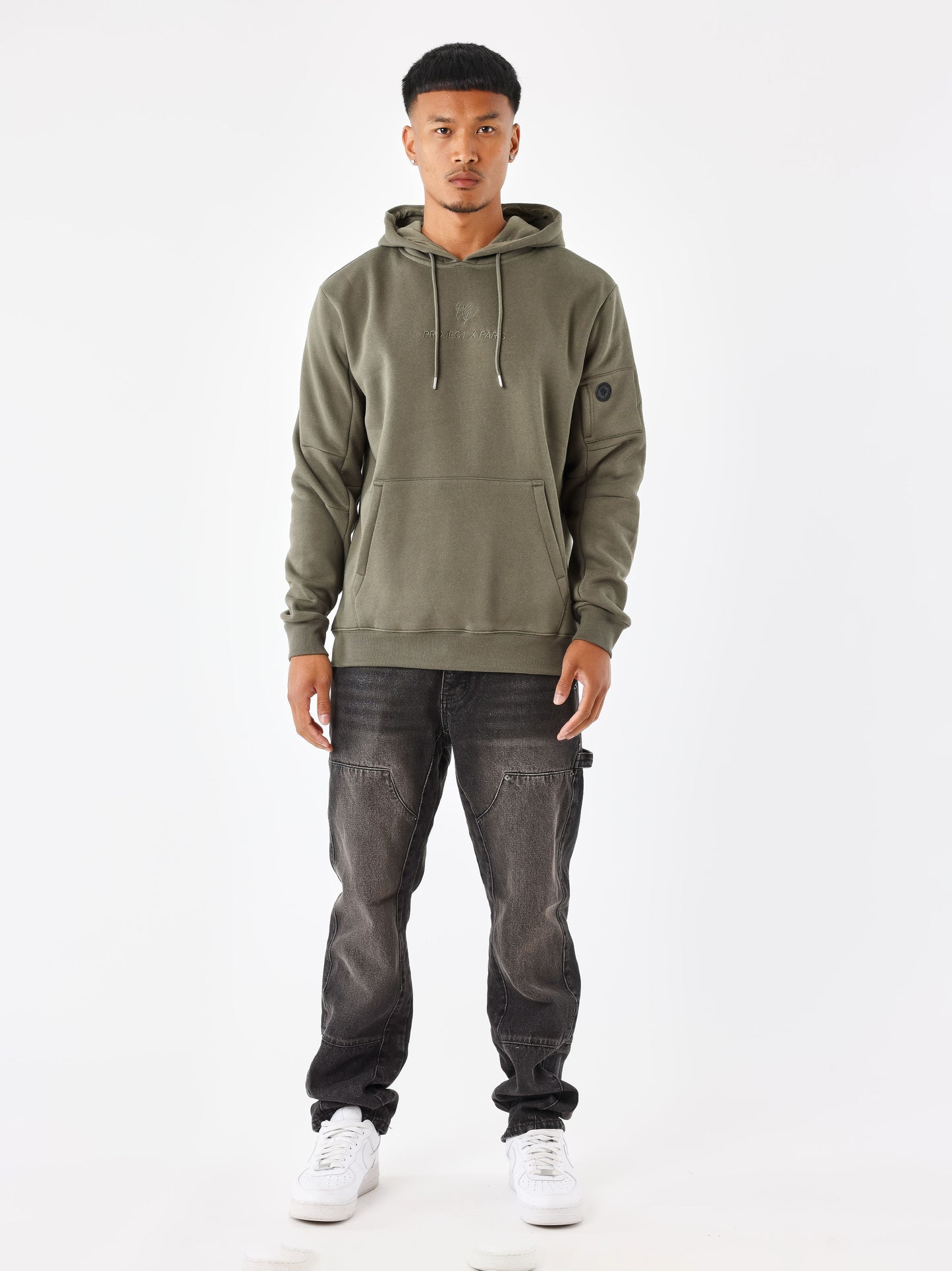 sweat-a-capuche-techwear-olive-fonce-modelshot