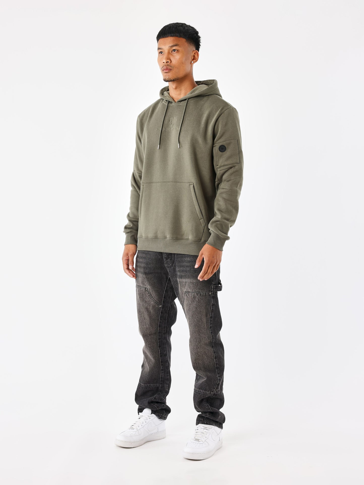 sweat-a-capuche-techwear-olive-fonce-modelshot