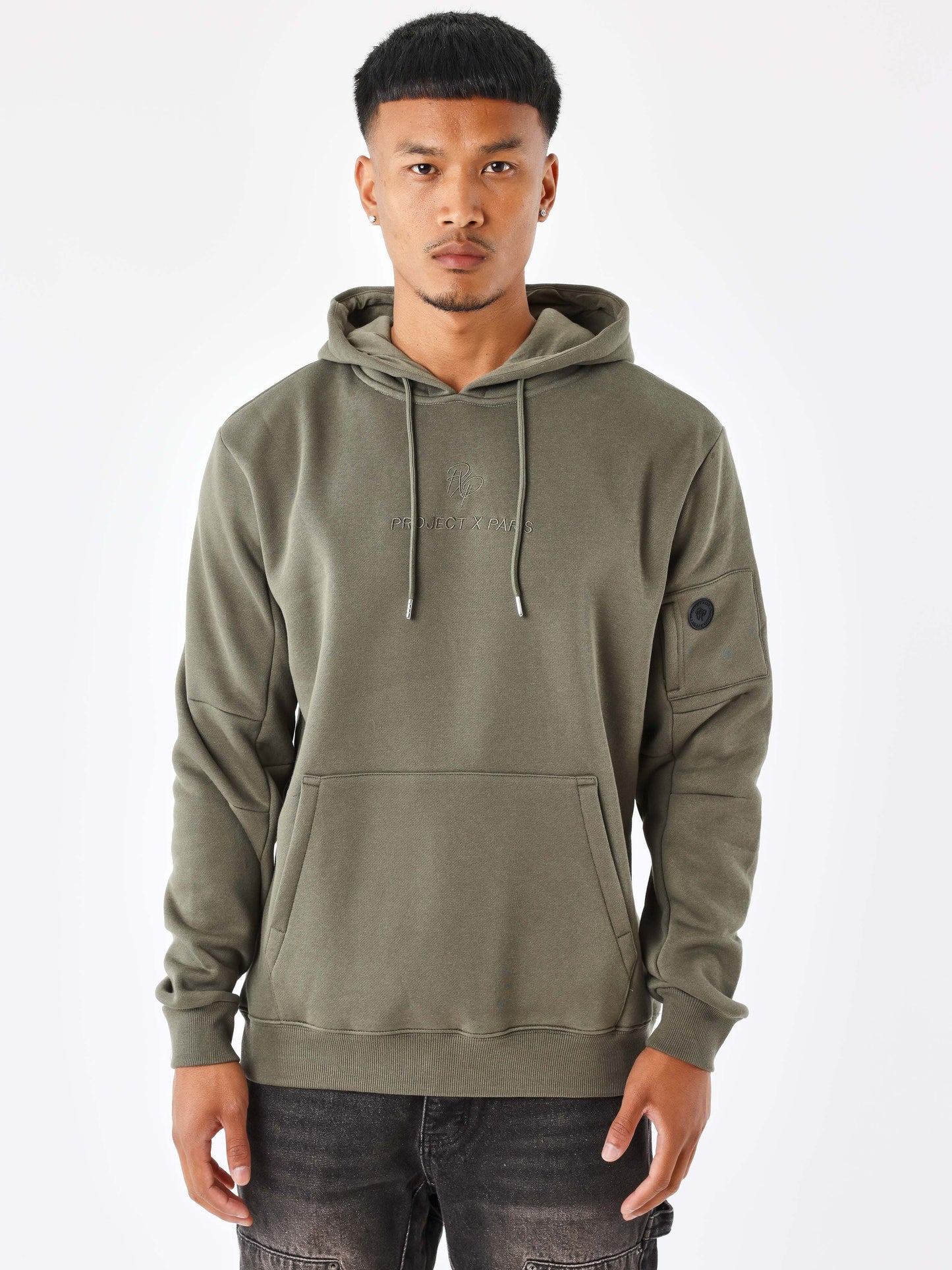 sweat-a-capuche-techwear-olive-fonce-modelshot