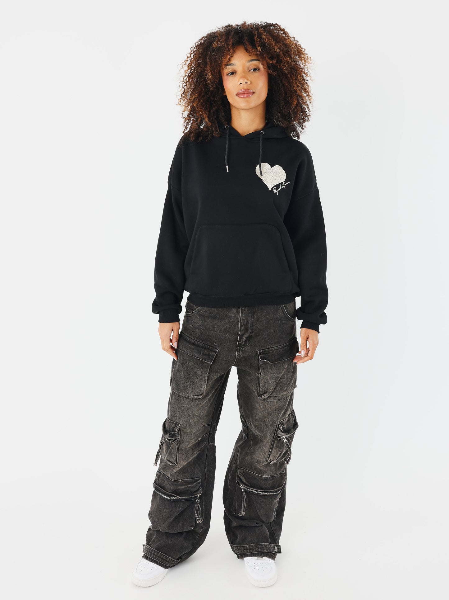 sweat-a-capuche-wicker-heart-noir-modelshot