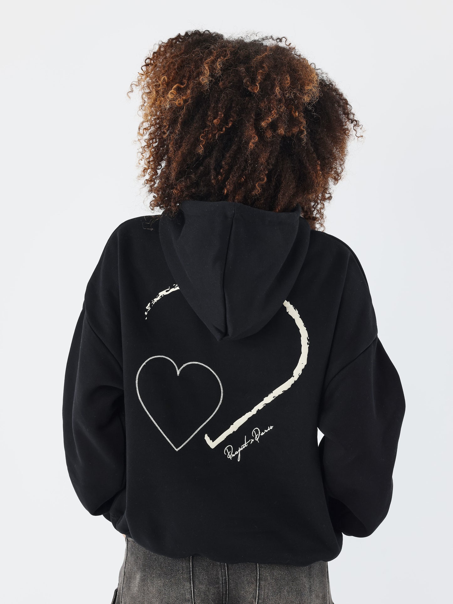 sweat-a-capuche-wicker-heart-noir-modelshot