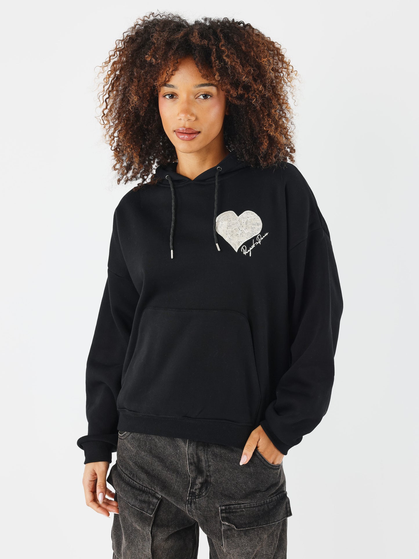 sweat-a-capuche-wicker-heart-noir-modelshot