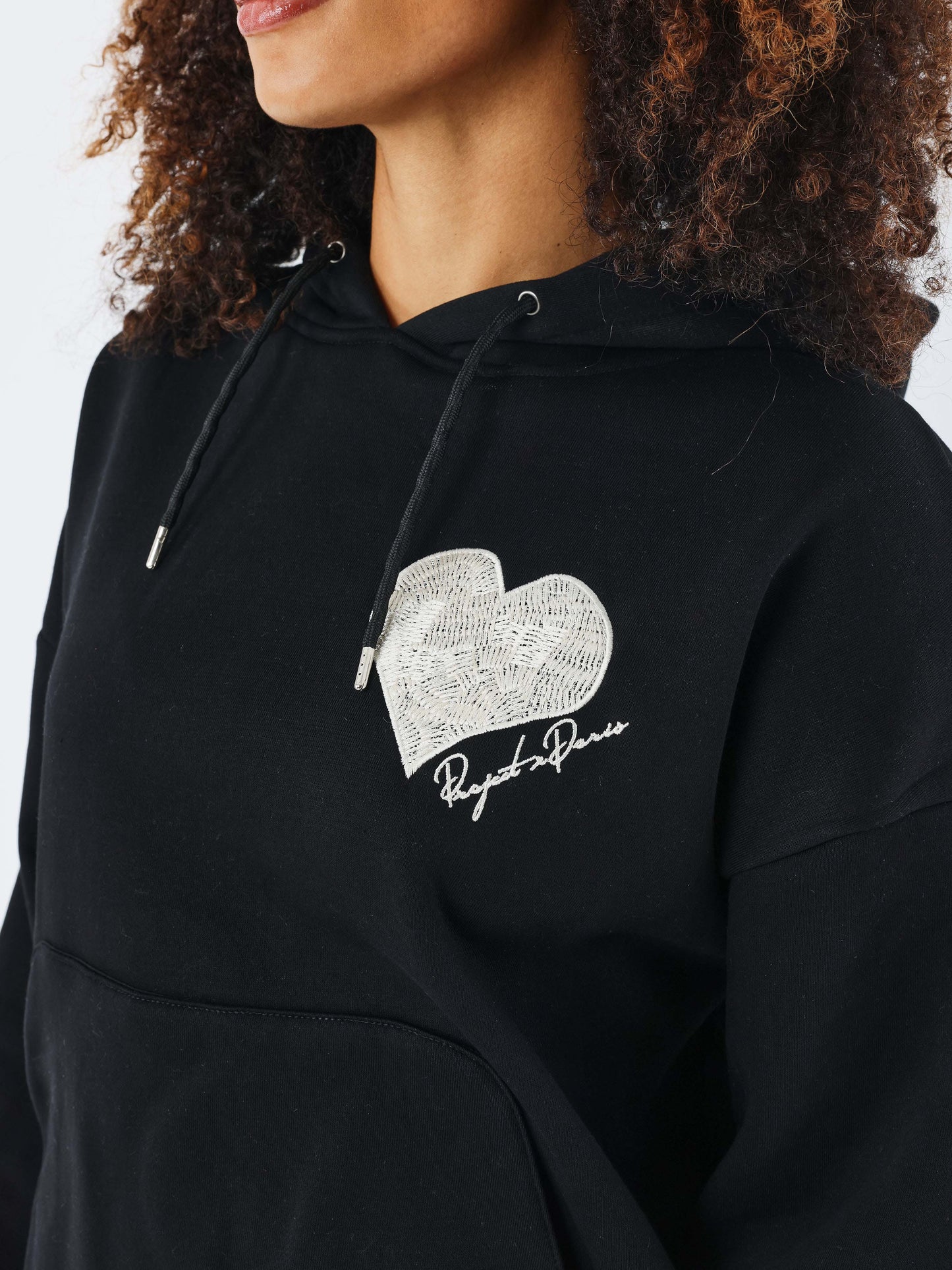 sweat-a-capuche-wicker-heart-noir-modelshot