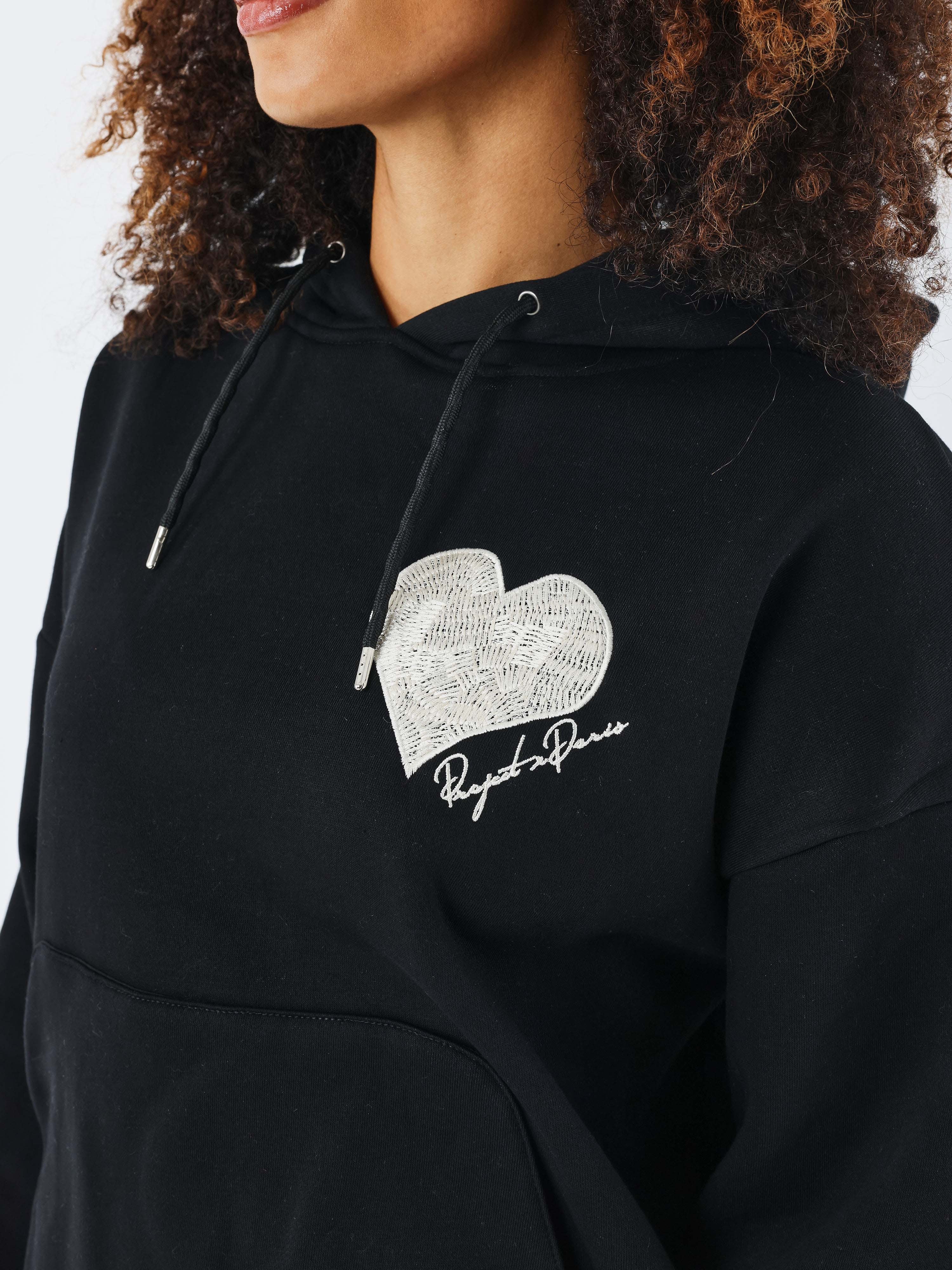 sweat-a-capuche-wicker-heart-noir-modelshot