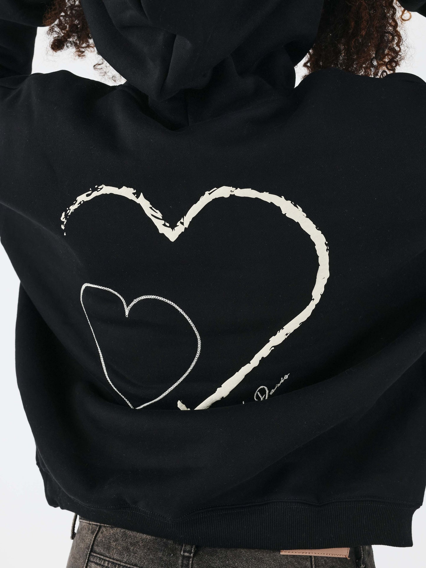 sweat-a-capuche-wicker-heart-noir-modelshot