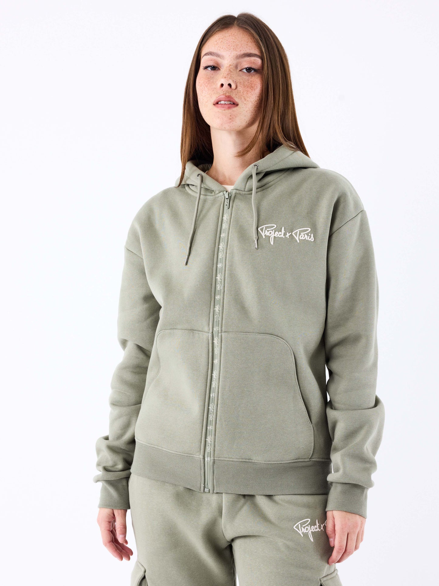 sweat-a-capuche-zippe-logotee-olive-modelshot