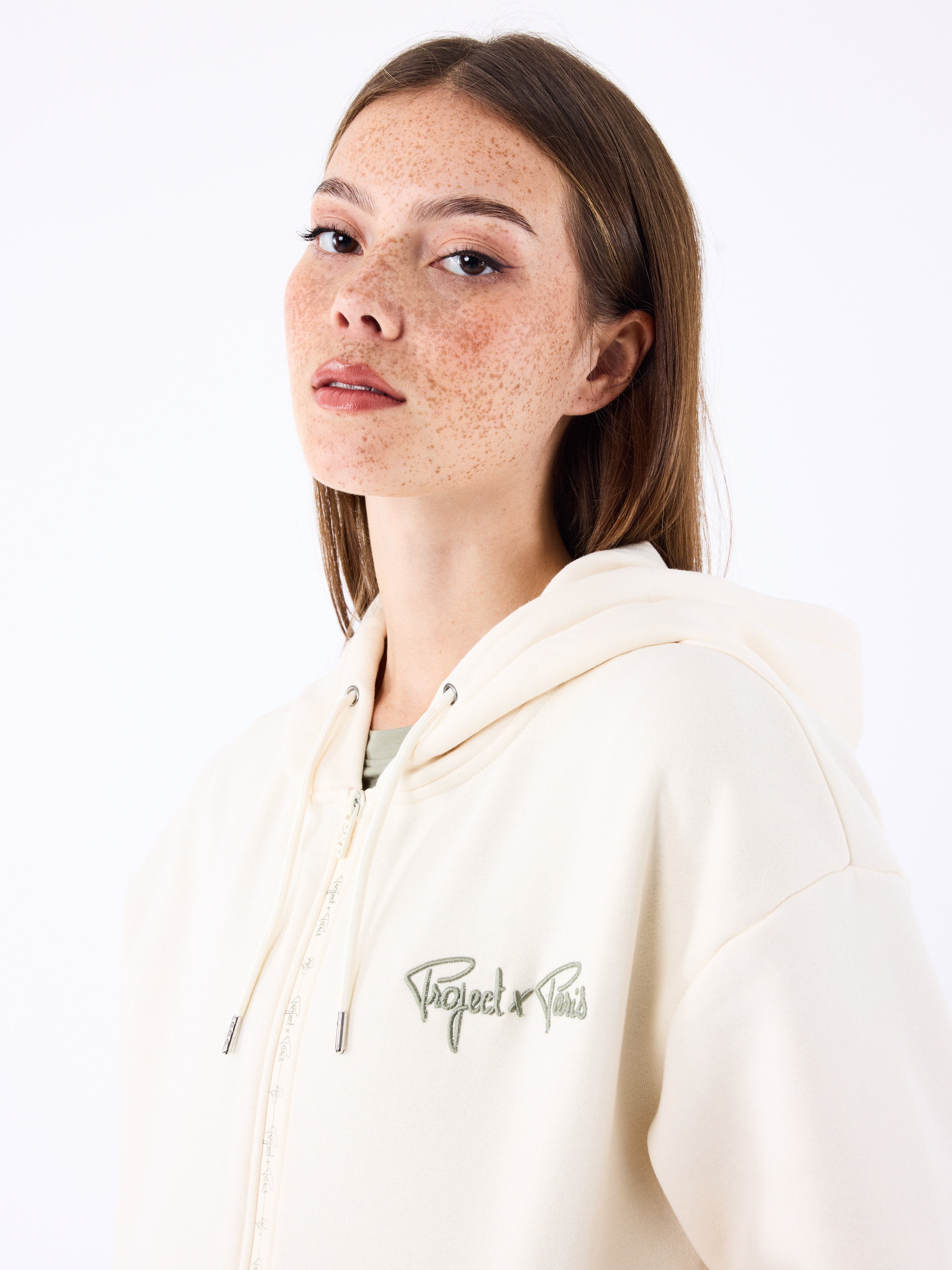 sweat-a-capuche-zippe-logotee-craie