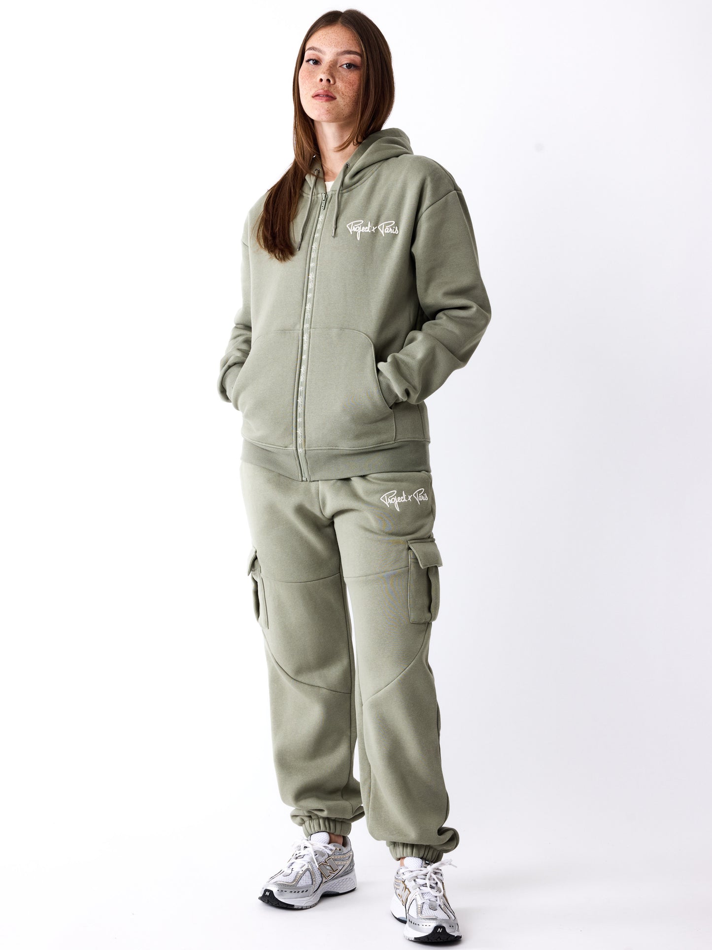 sweat-a-capuche-zippe-logotee-olive-modelshot