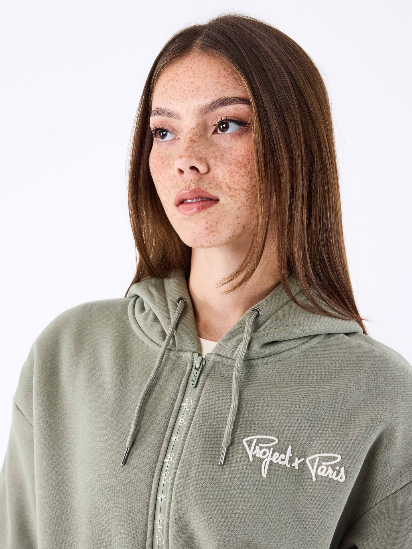 sweat-a-capuche-zippe-logotee-olive-modelshot
