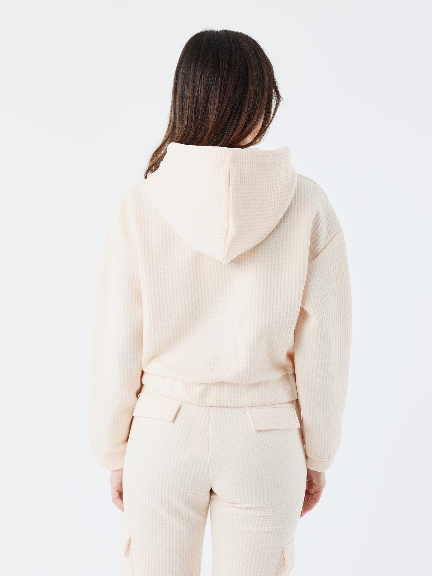 sweat-a-capuche-zippe-wellness-craie-modelshot