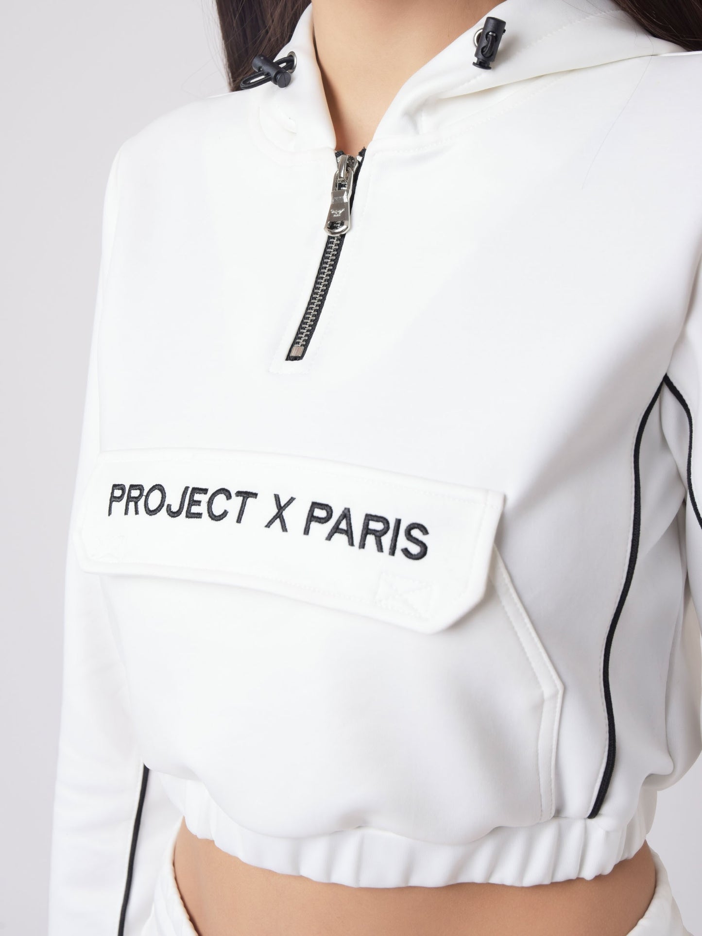 sweat-capuche-enfilable-a-piping-simili-cuir-f202071-1-blanc-modelshot