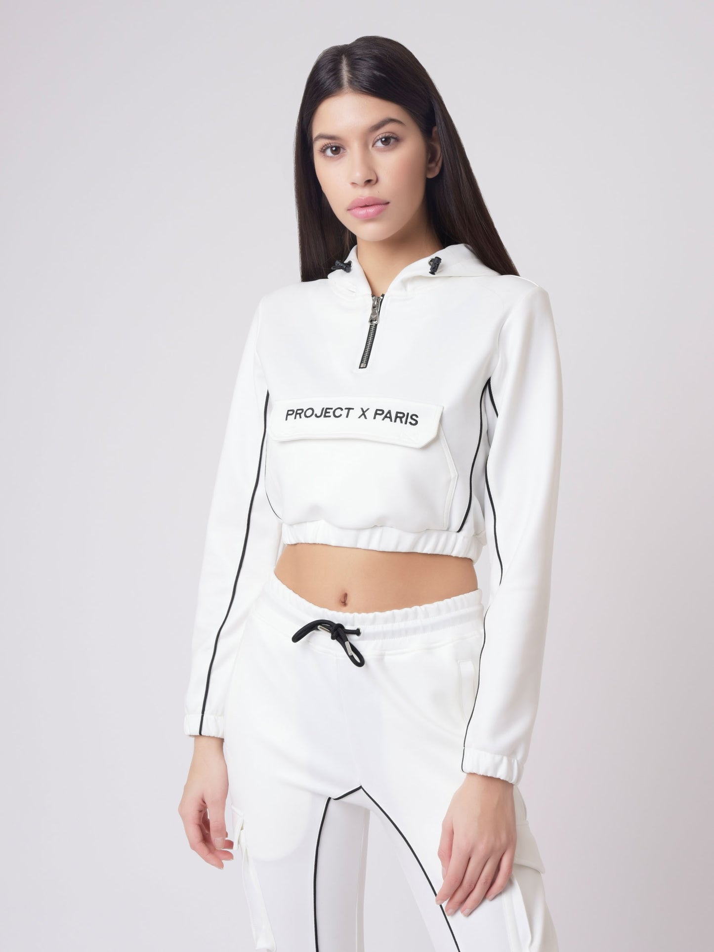 sweat-capuche-enfilable-a-piping-simili-cuir-f202071-1-blanc-modelshot