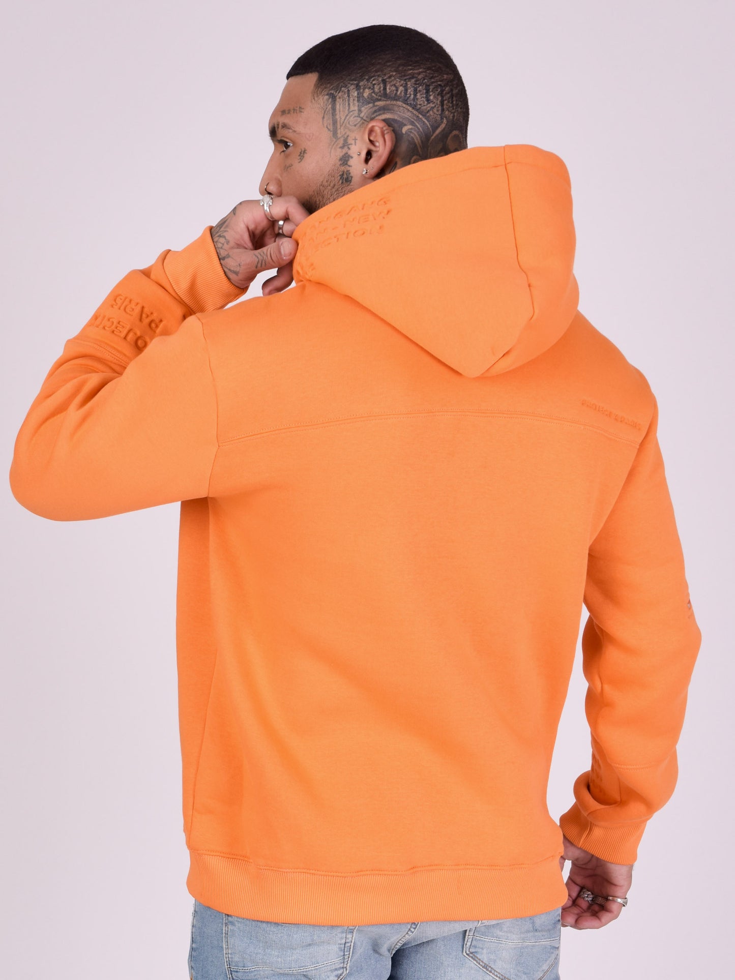 sweat-capuche-logo-relief-negatif-orange-modelshot