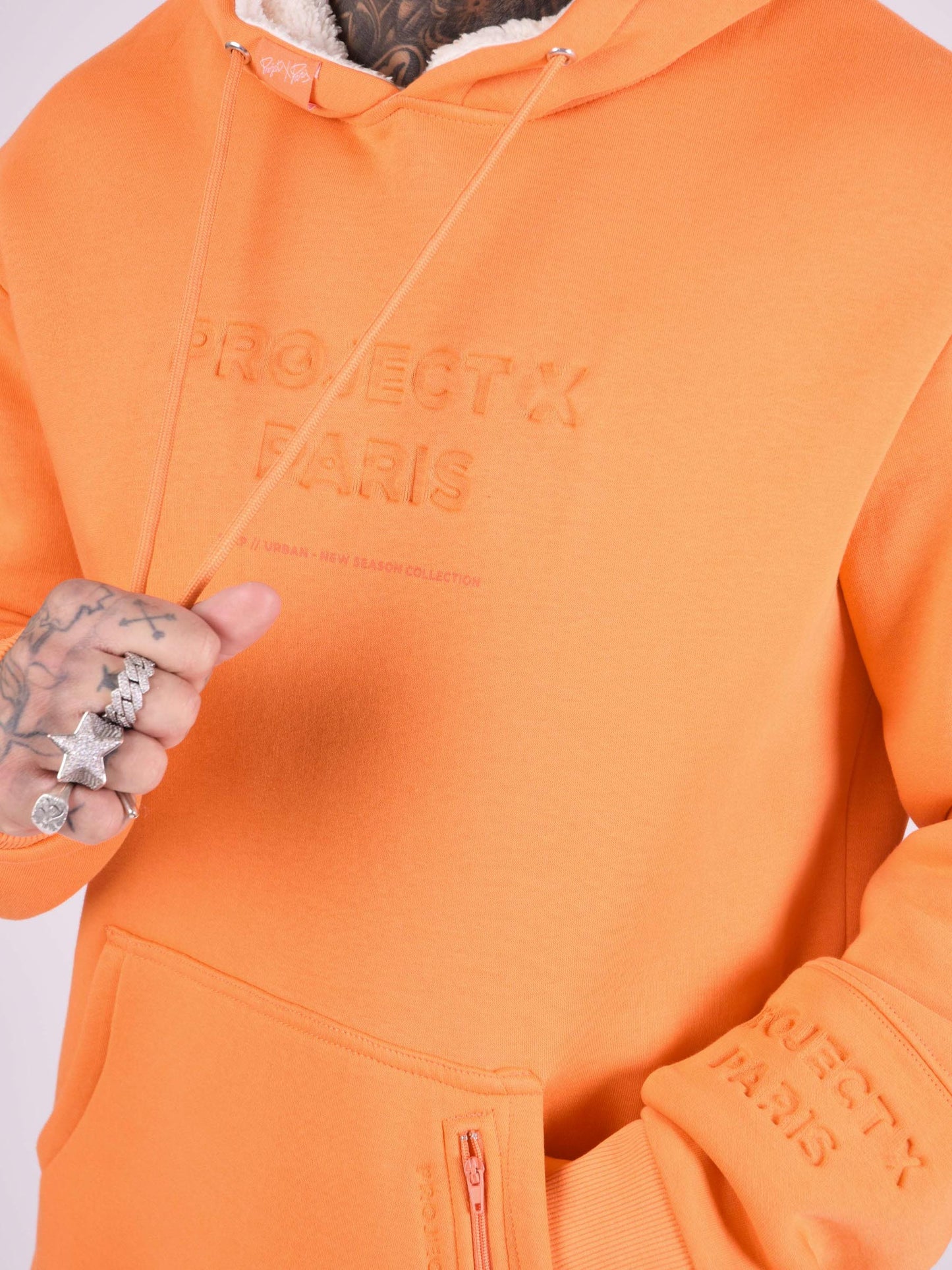 sweat-capuche-logo-relief-negatif-orange-detailshot