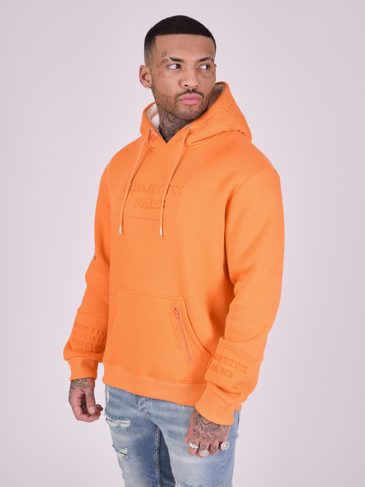 sweat-capuche-logo-relief-negatif-orange-modelshot