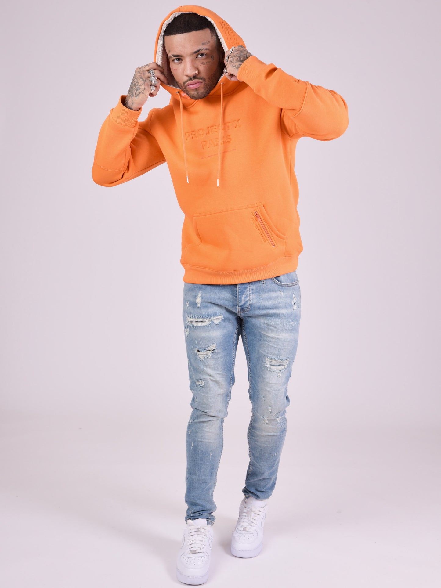 sweat-capuche-logo-relief-negatif-orange-modelshot