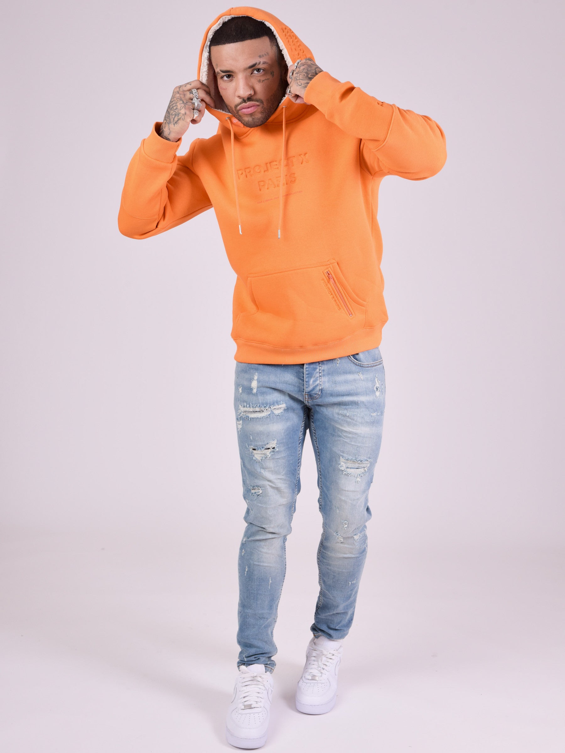 sweat-capuche-logo-relief-negatif-orange-modelshot