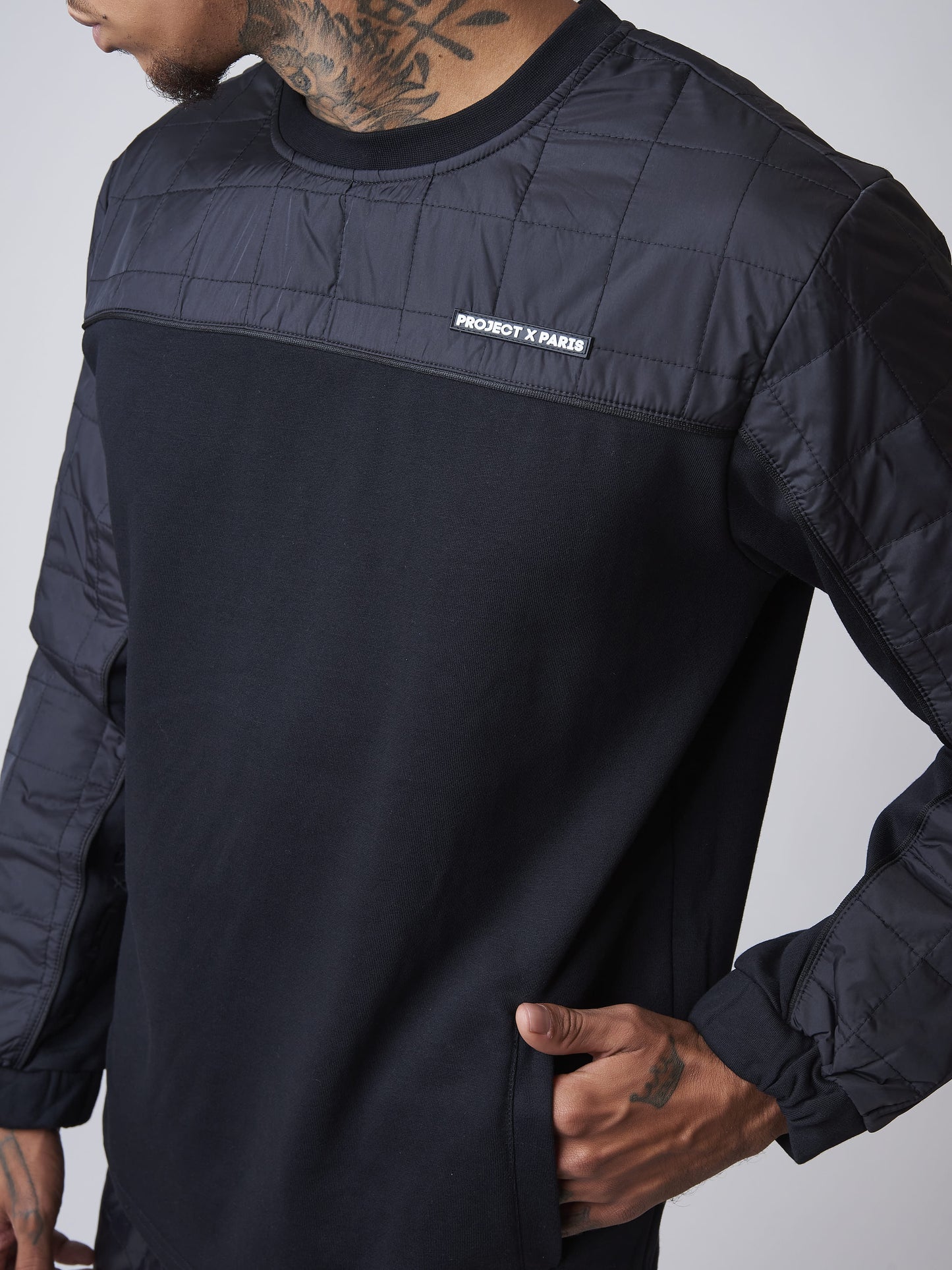 sweat-col-rond-empiecement-nylon-matelasse-carre-noir-modelshot