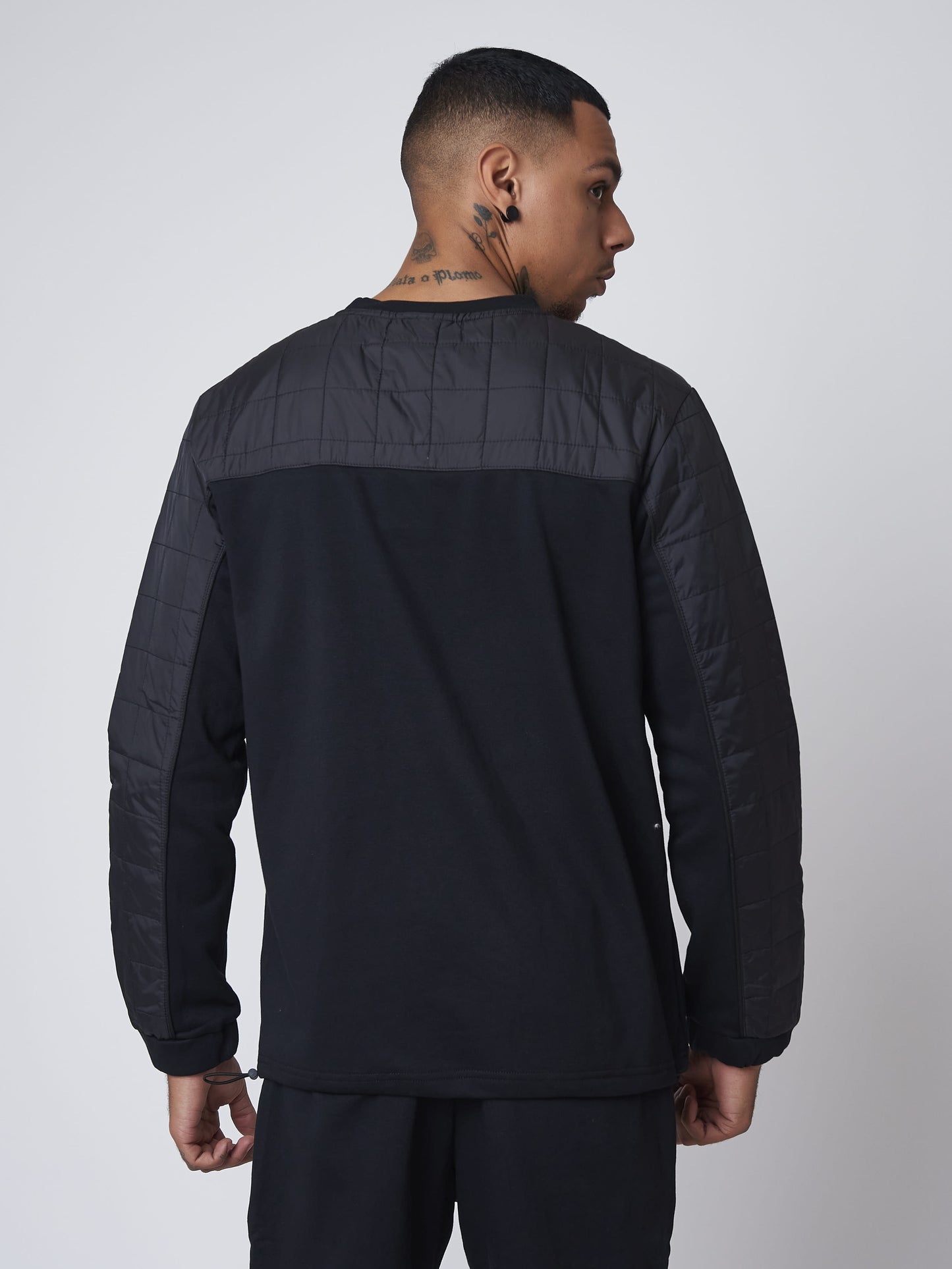 sweat-col-rond-empiecement-nylon-matelasse-carre-noir-modelshot