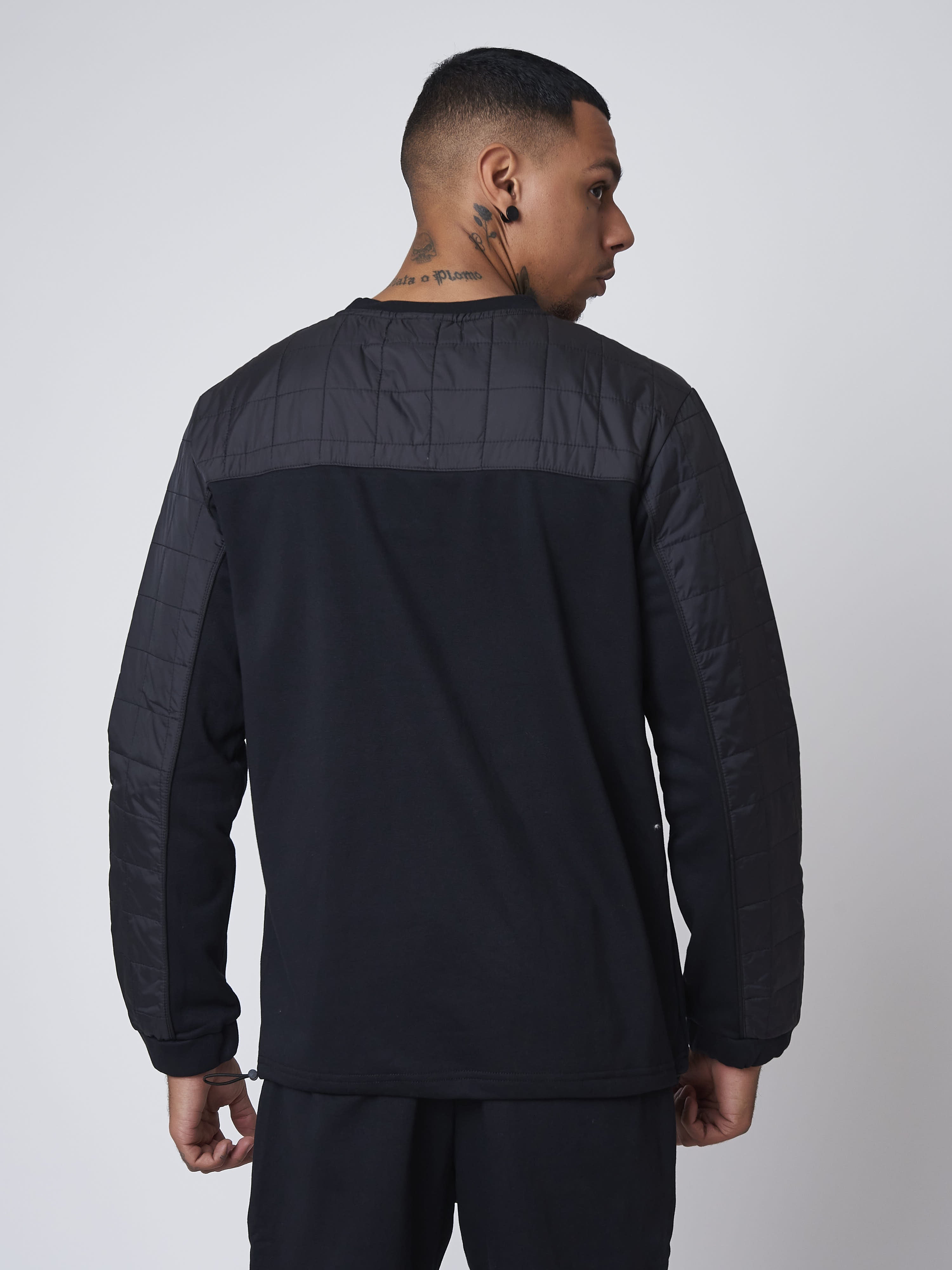 sweat-col-rond-empiecement-nylon-matelasse-carre-noir-modelshot