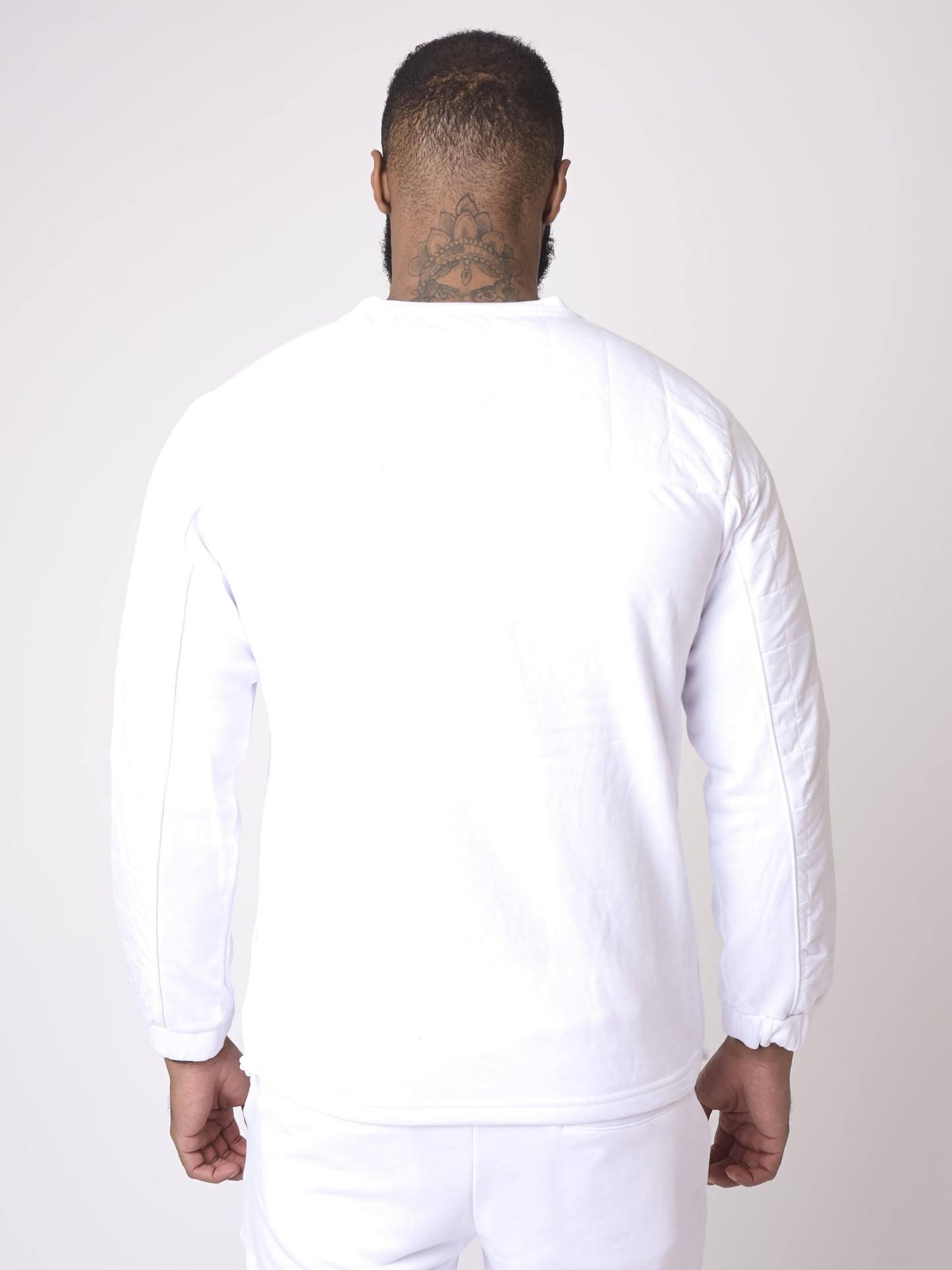sweat-col-rond-empiecement-nylon-matelasse-carre-noir-modelshot