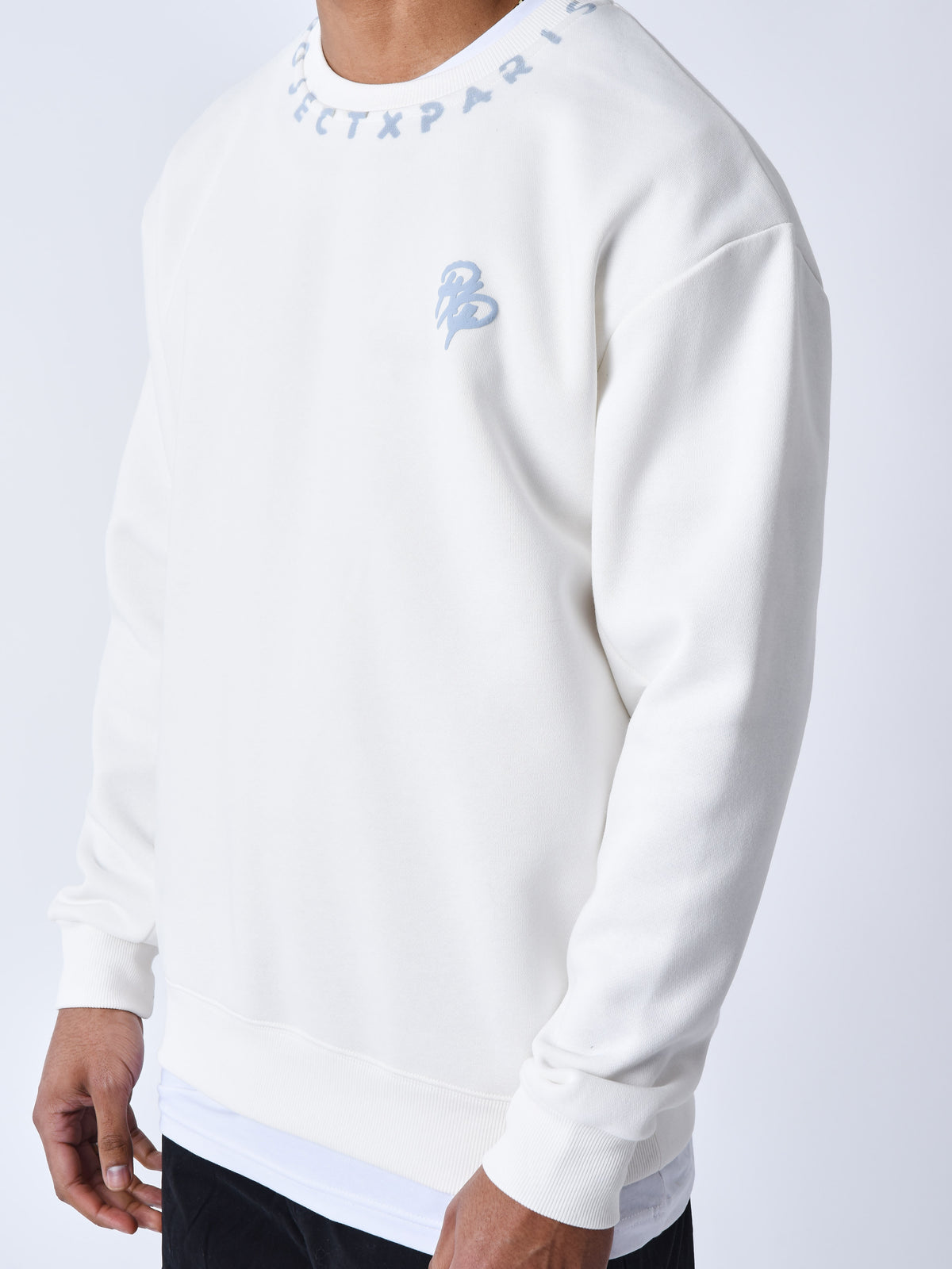 sweat-col-rond-motif-graph-blanc-casse