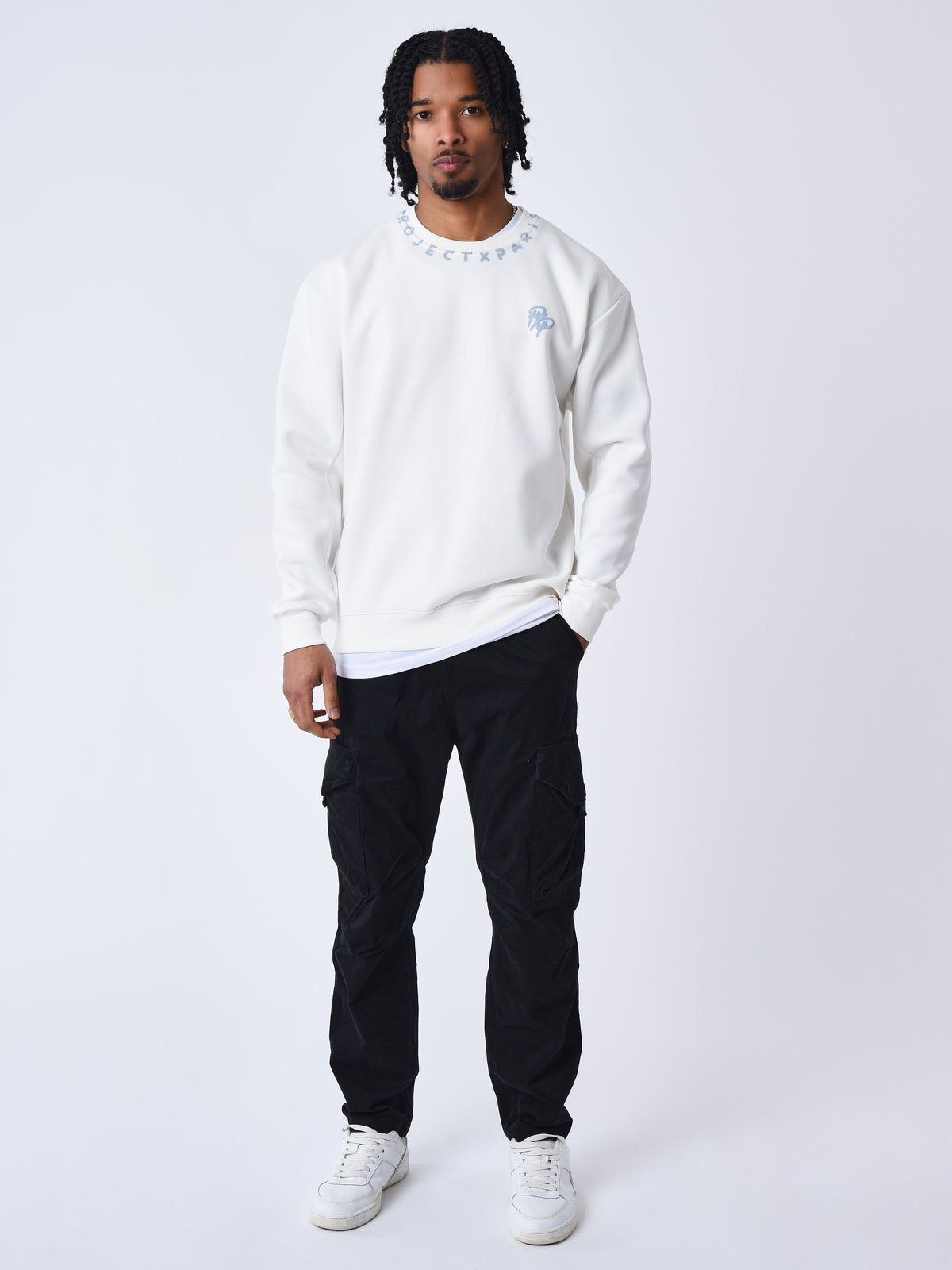 sweat-col-rond-motif-graph-blanc-casse