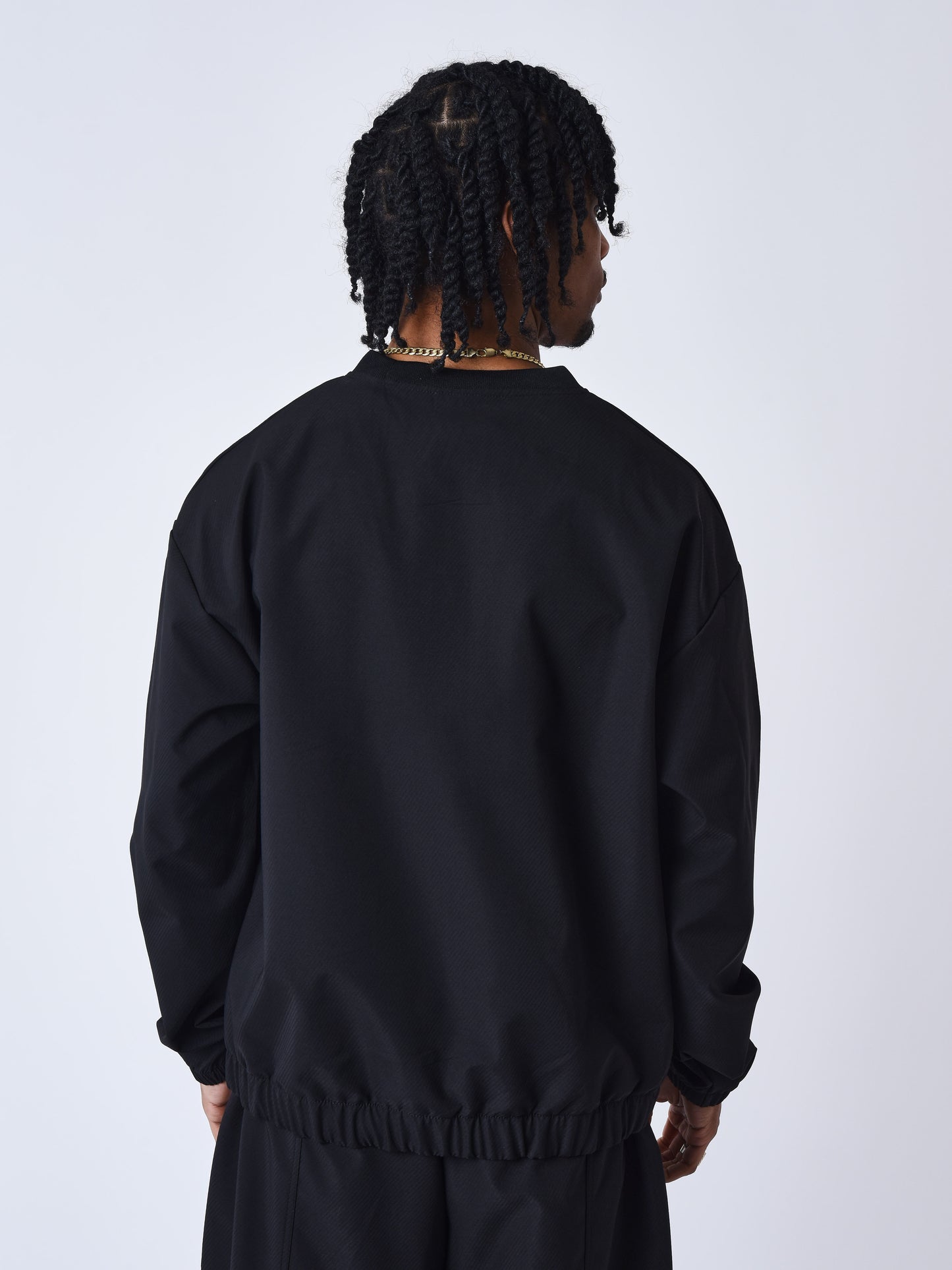 sweat-col-rond-texture-noir-modelshot