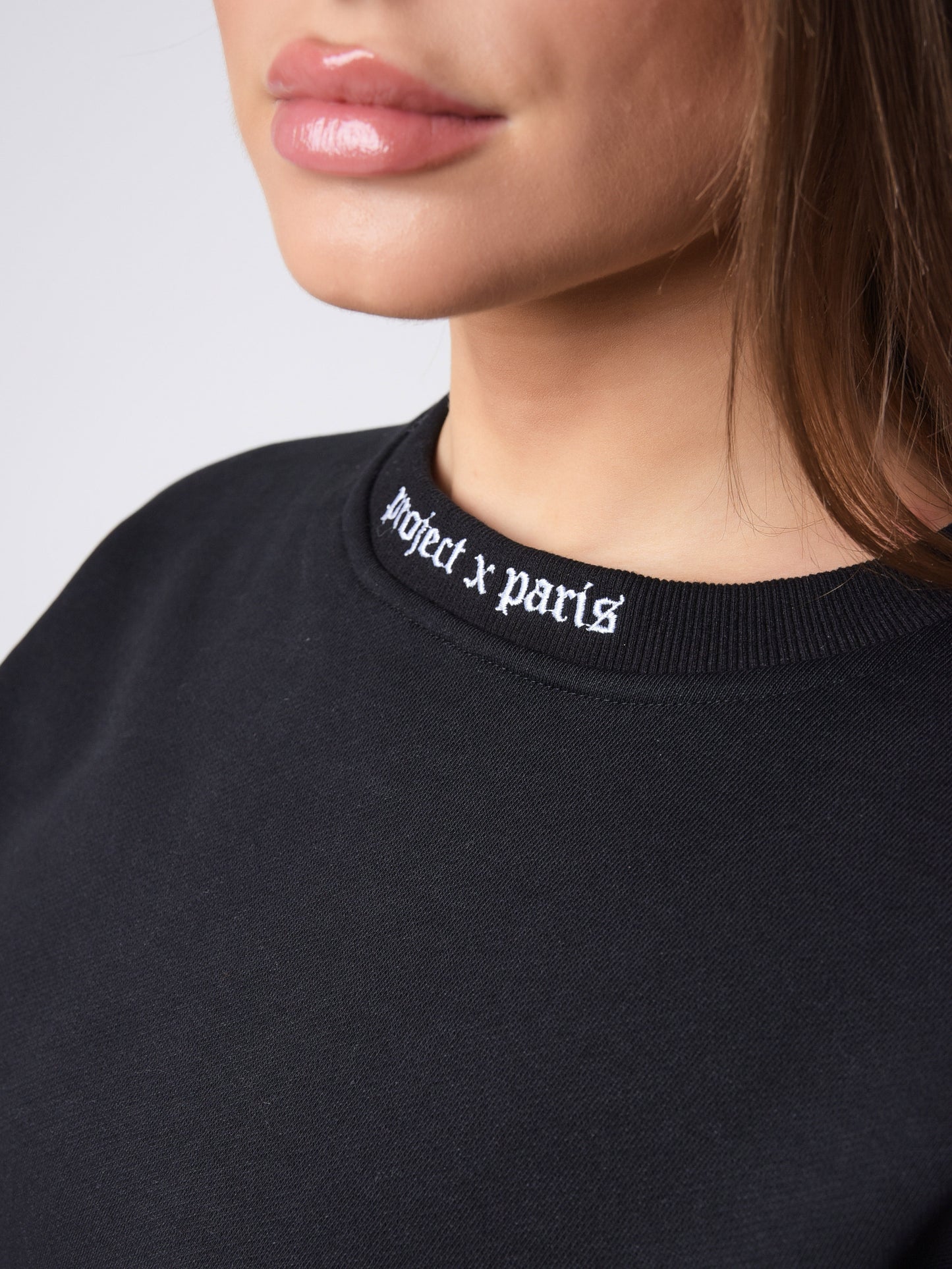 sweat-court-col-rond-typo-gothique-f202035-noir-detailshot