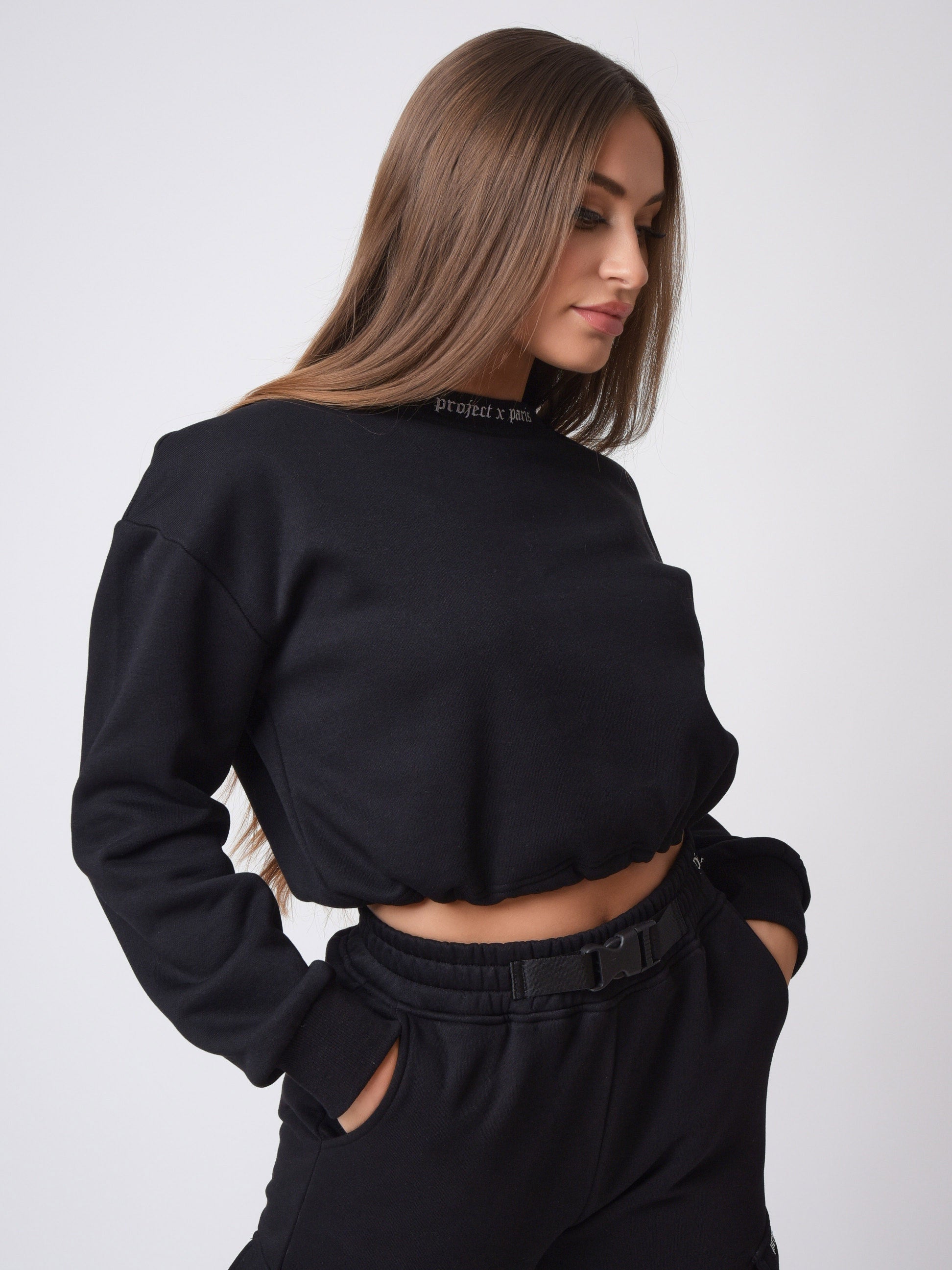 sweat-court-col-rond-typo-gothique-f202035-noir-modelshot