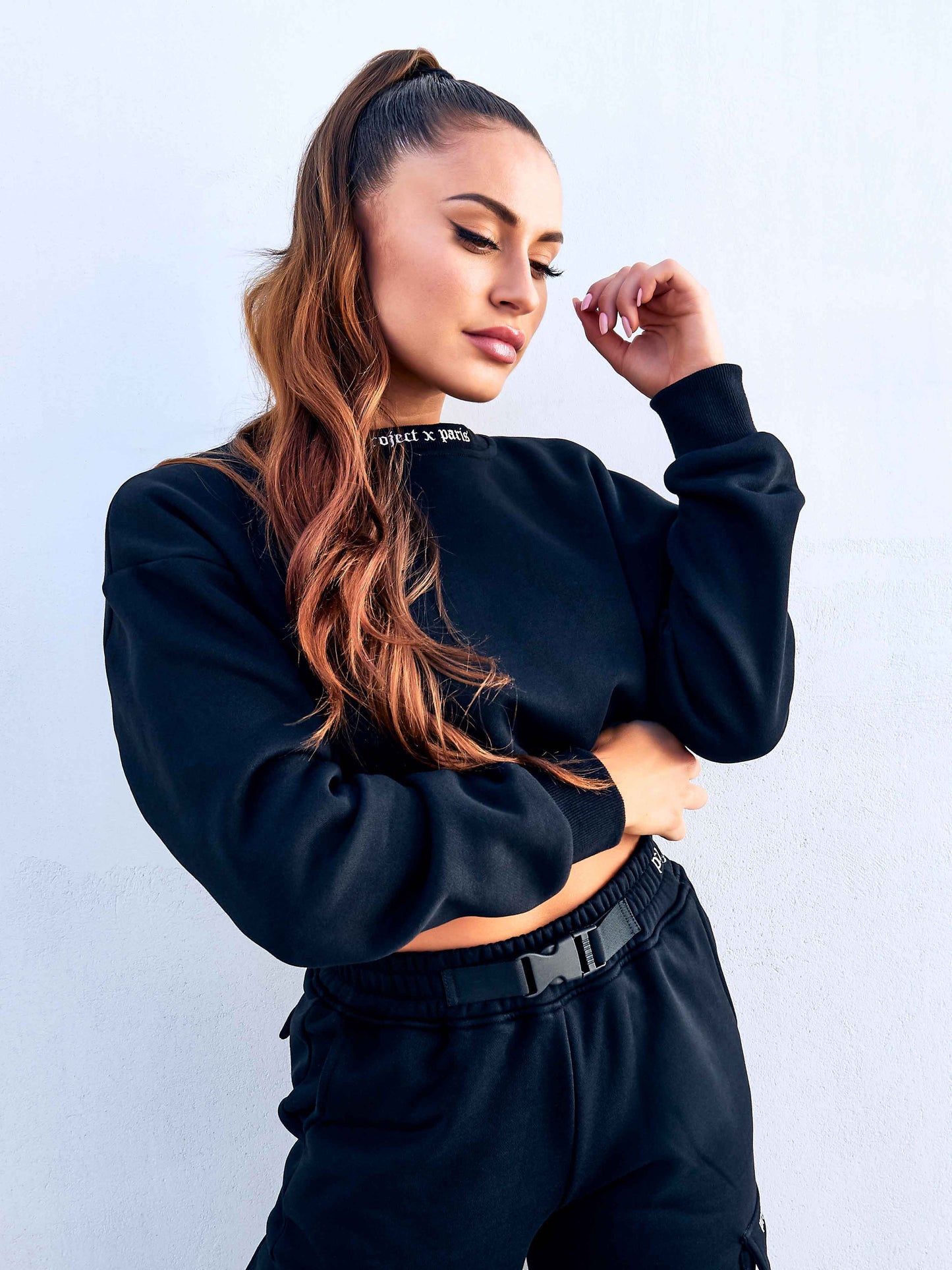 sweat-court-col-rond-typo-gothique-f202035-noir-modelshot