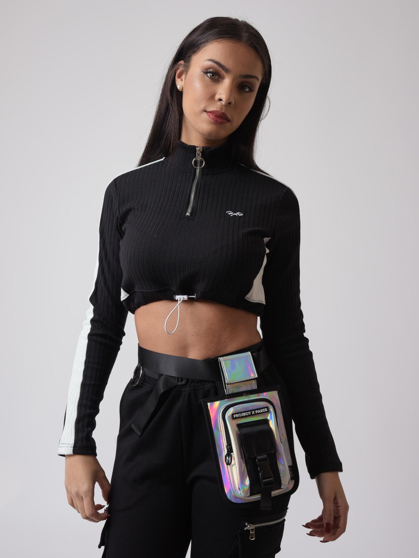 sweatshirt-crop-elastique-noir-modelshot