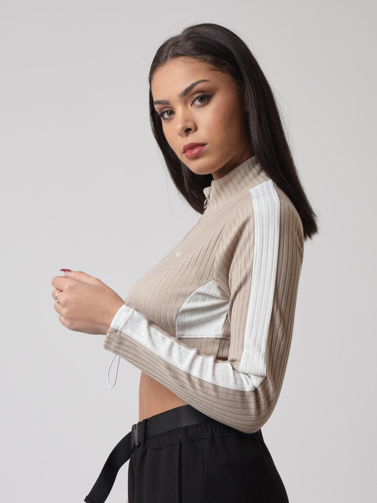 sweatshirt-crop-elastique-beige-modelshot
