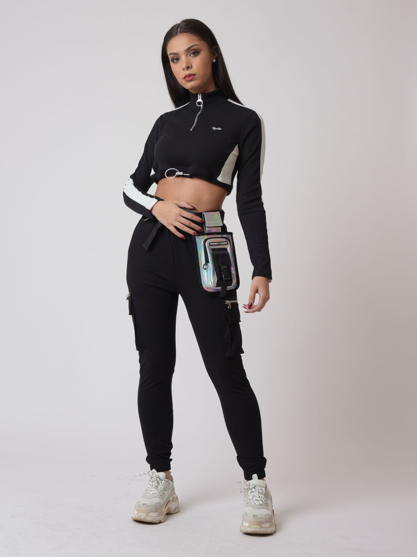 sweatshirt-crop-elastique-noir-modelshot