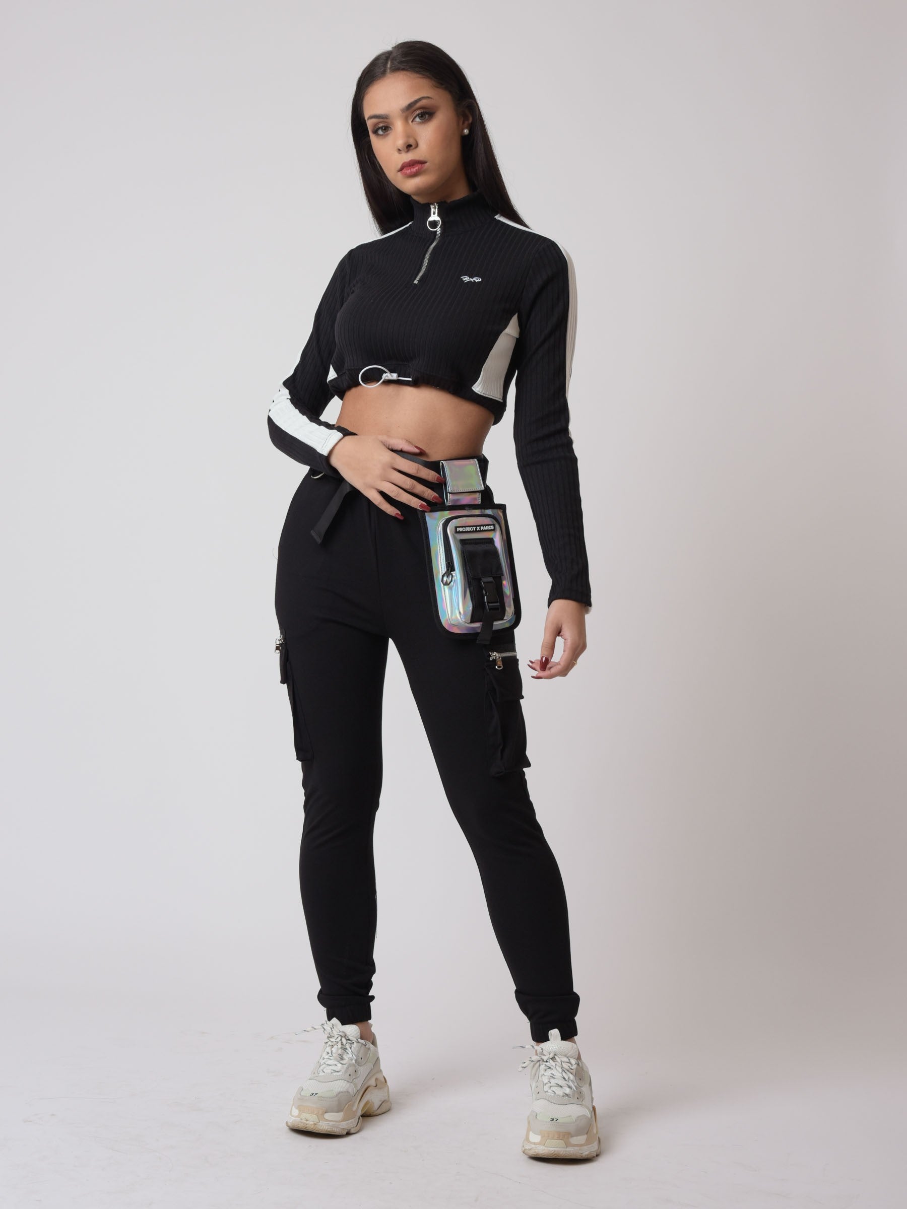 sweatshirt-crop-elastique-noir-modelshot